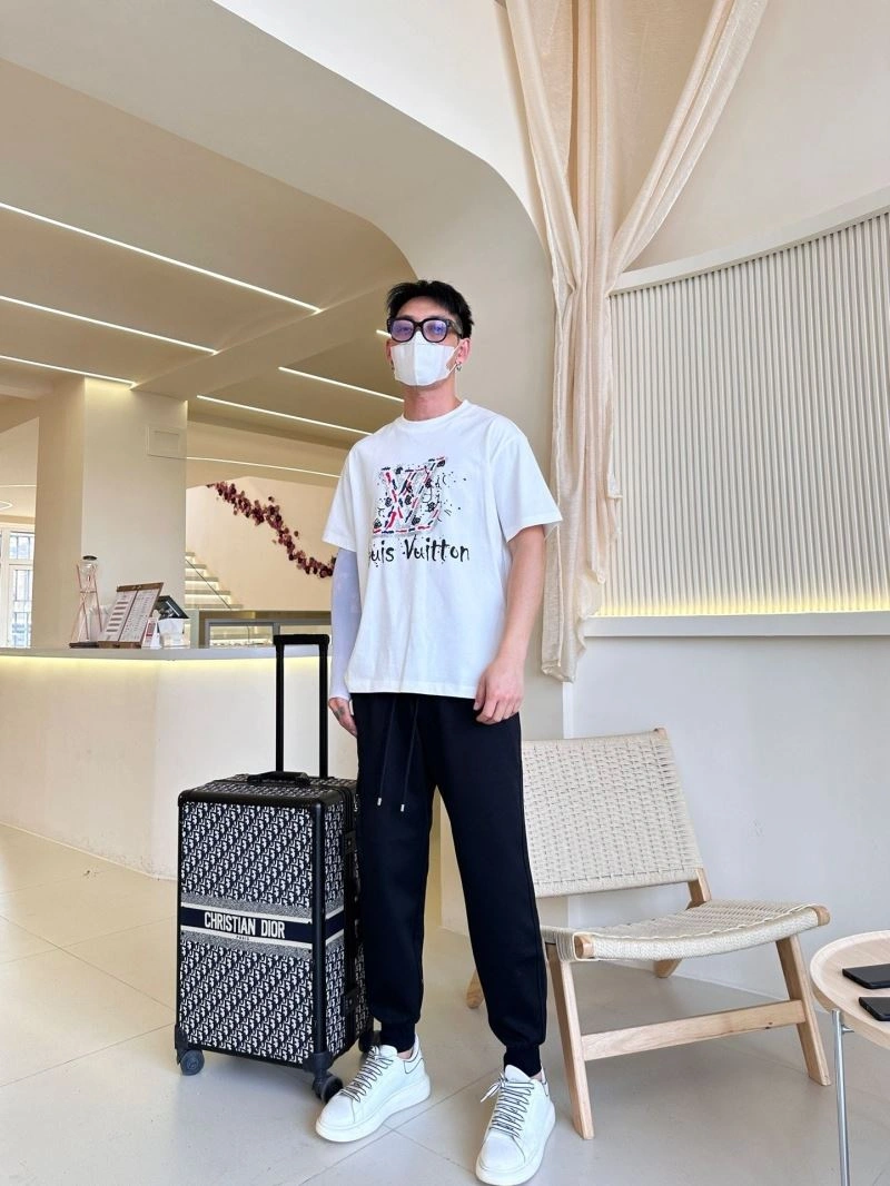 Contemporary Louis Vuitton T-Shirts 132261