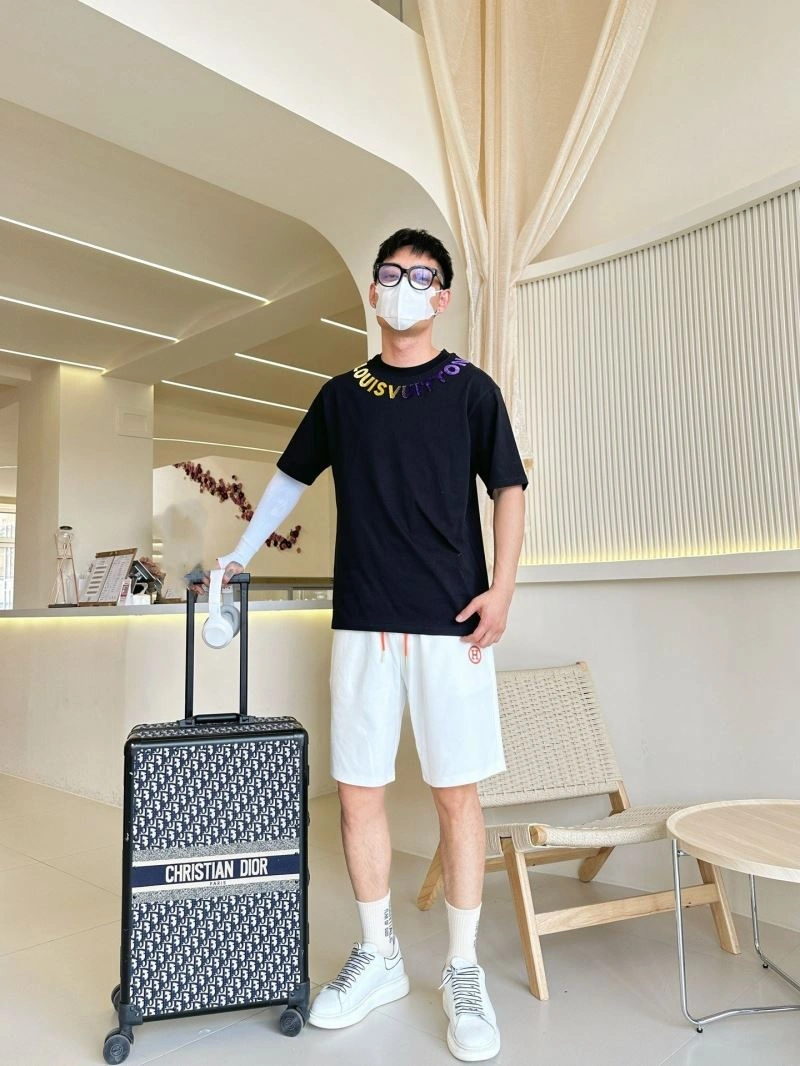 Tailored Louis Vuitton T-Shirts 132249