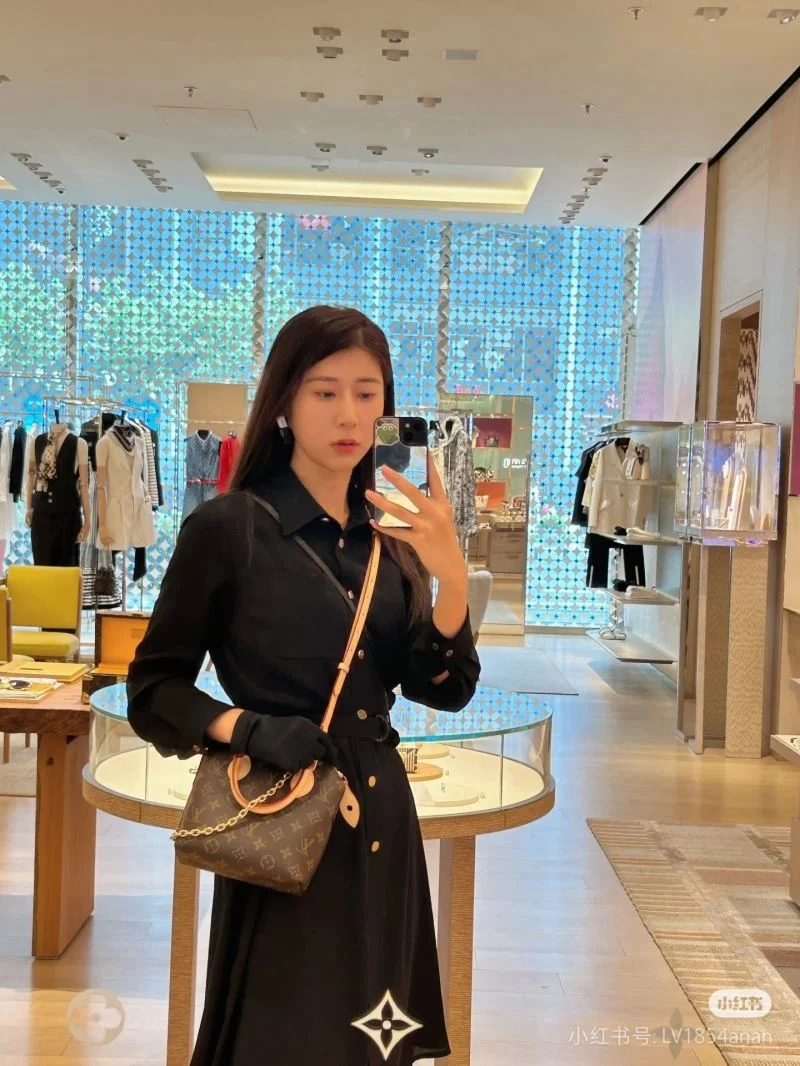 Compact Louis Vuitton Top Handle Bags 39375