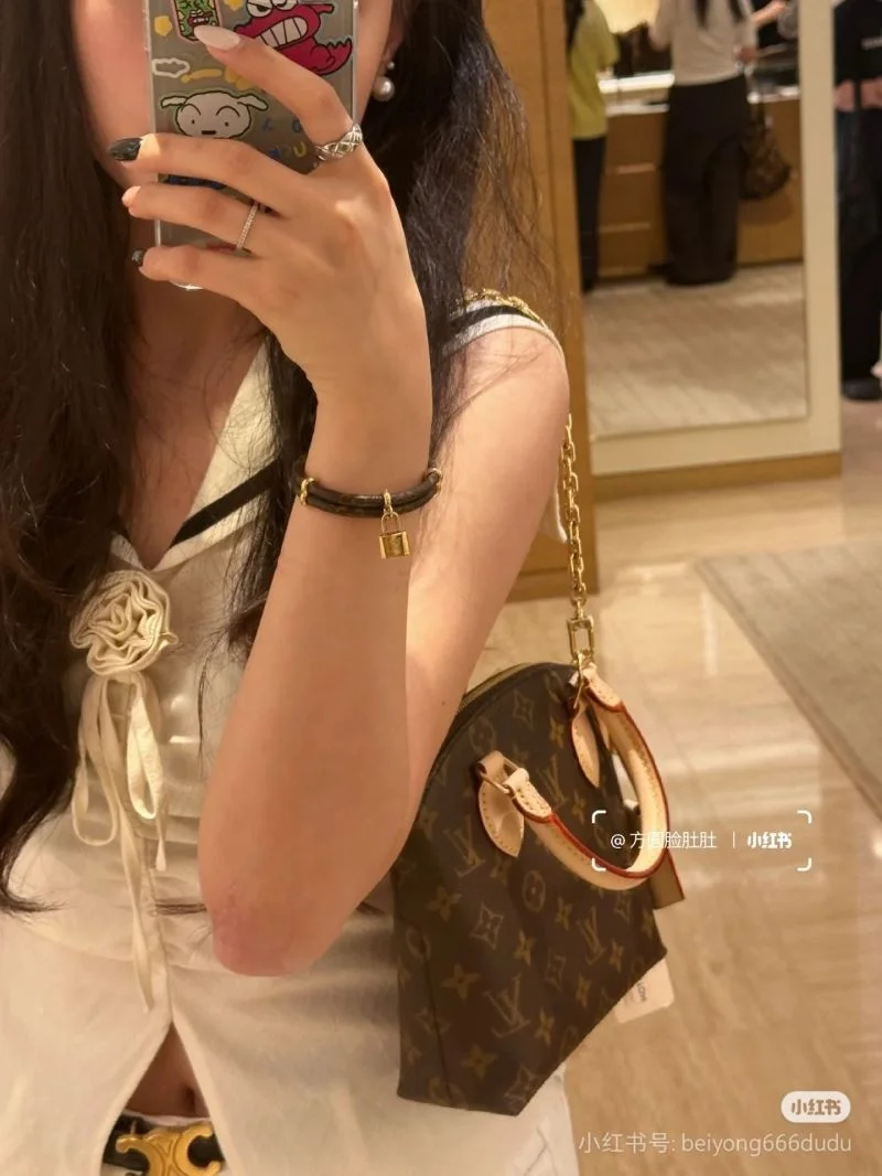 Compact Louis Vuitton Top Handle Bags 39375