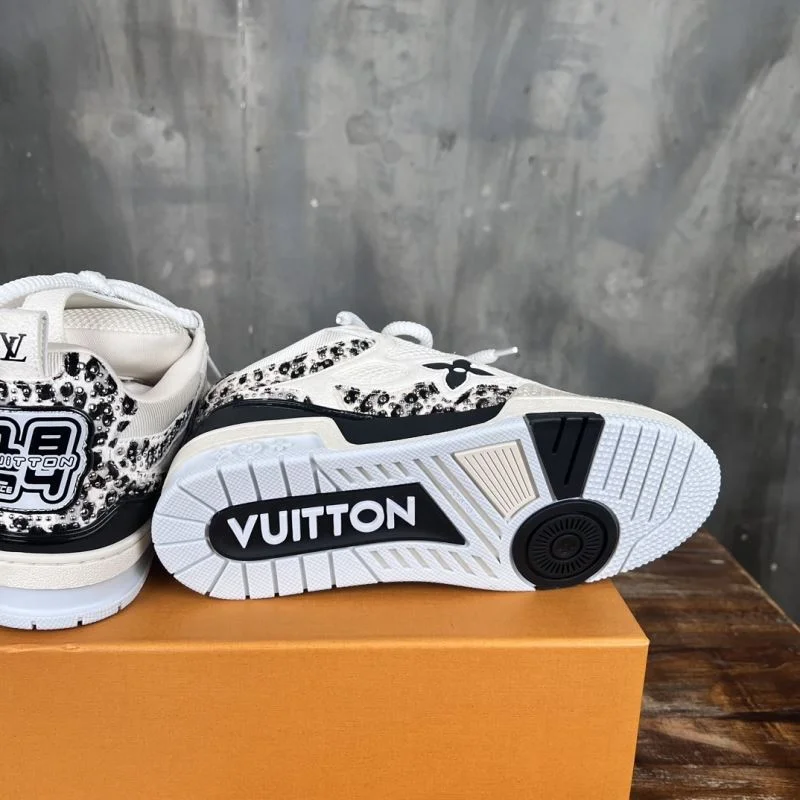 Minimalist Louis Vuitton Trainer Sneaker 30426