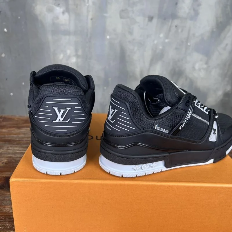 Louis Vuitton Trainer Sneaker RelaxedFit 30398
