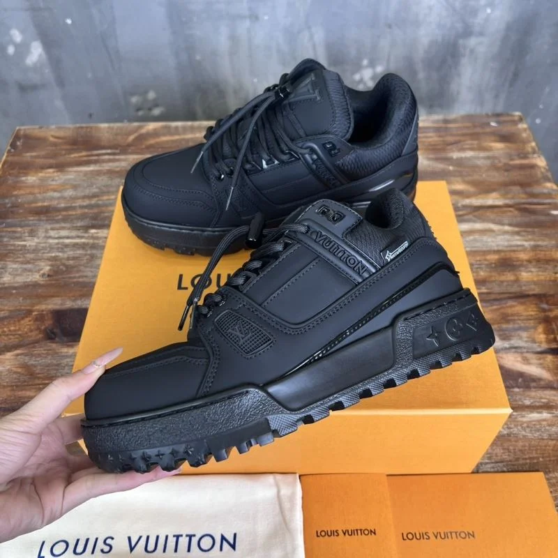 Lightweight Louis Vuitton Trainer Sneaker 30385