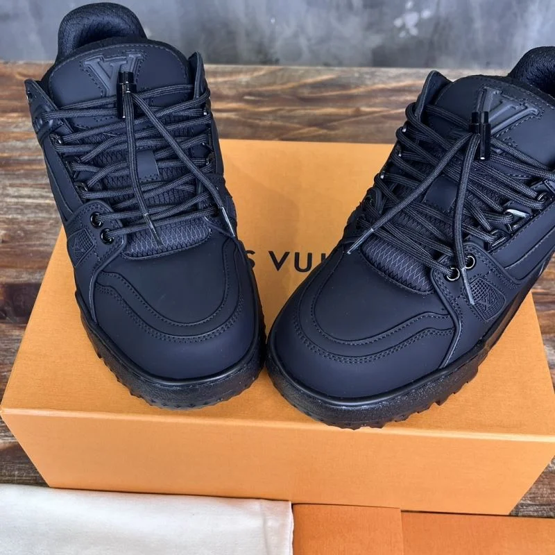 Lightweight Louis Vuitton Trainer Sneaker 30385