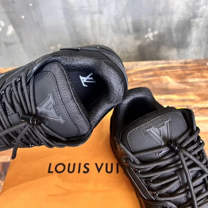 Lightweight Louis Vuitton Trainer Sneaker 30385
