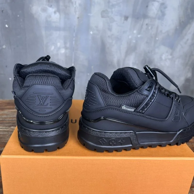 Lightweight Louis Vuitton Trainer Sneaker 30385