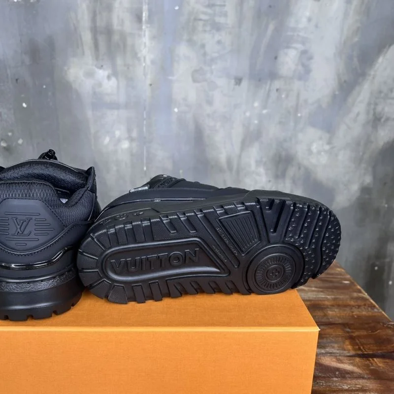Lightweight Louis Vuitton Trainer Sneaker 30385