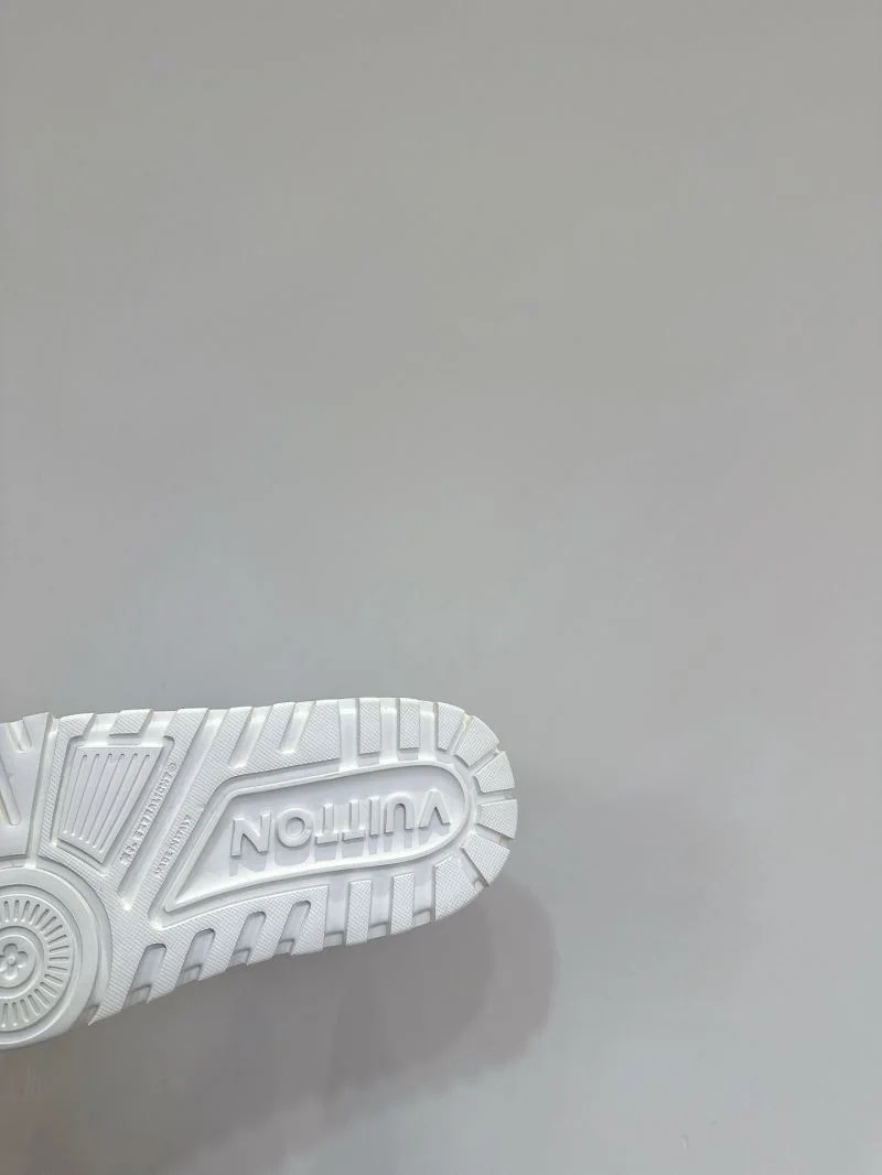Stylish Louis Vuitton Trainer Sneaker 31572