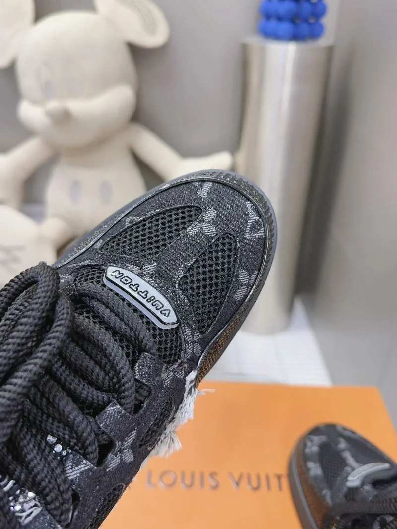 Louis Vuitton Trainer Sneaker Snug 31555