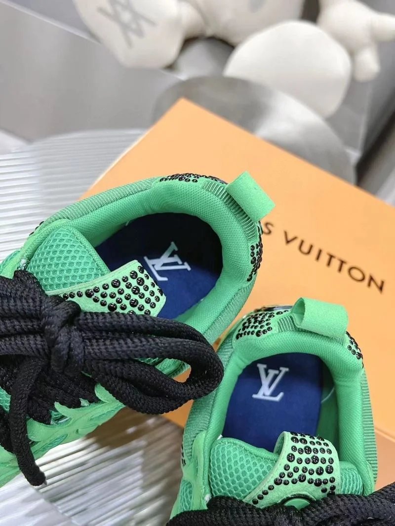 Fashionable Louis Vuitton Trainer Sneaker 31552