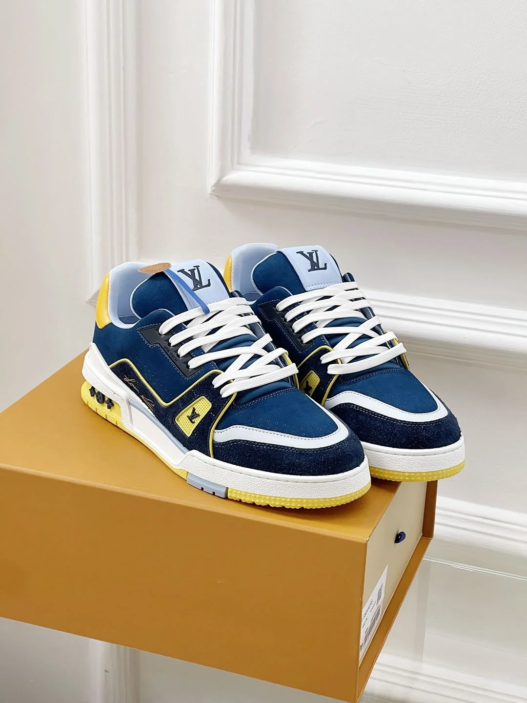 Lightweight Louis Vuitton Trainer Sneaker 31466