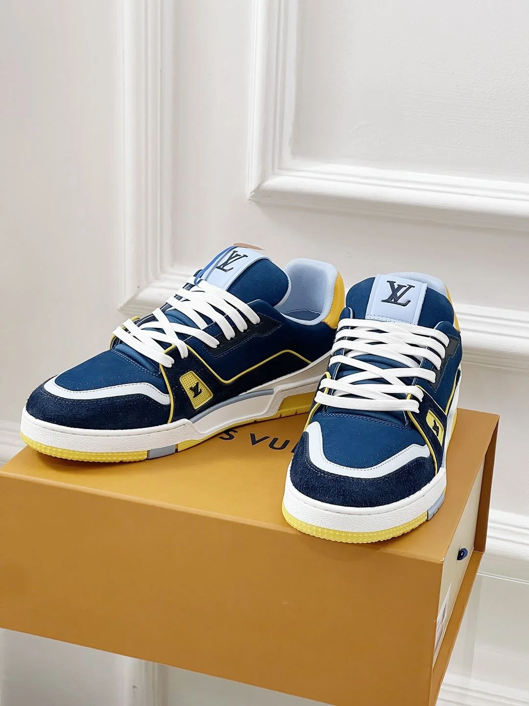 Lightweight Louis Vuitton Trainer Sneaker 31466