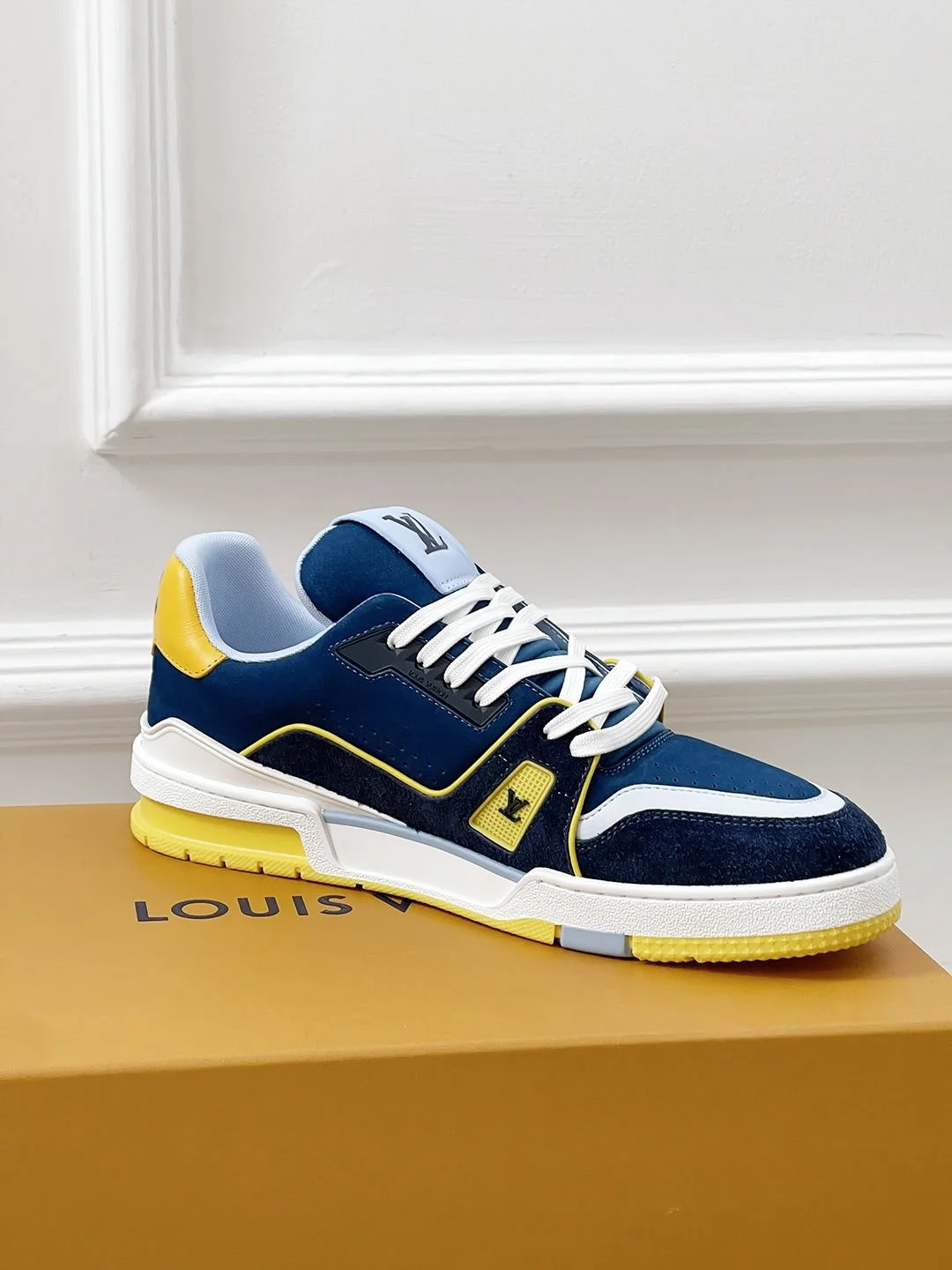 Lightweight Louis Vuitton Trainer Sneaker 31466