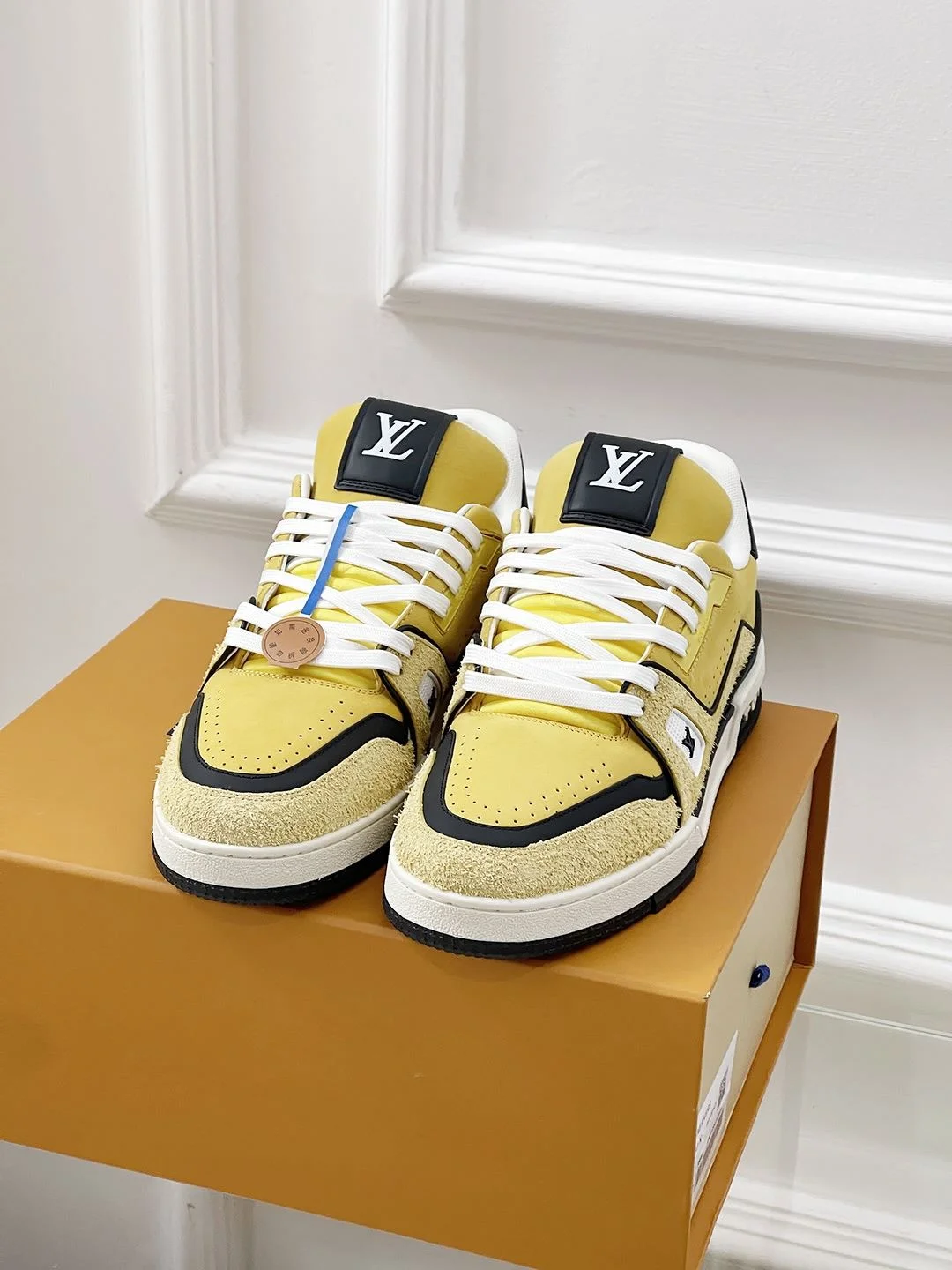 Bright Louis Vuitton Trainer Sneaker 31464