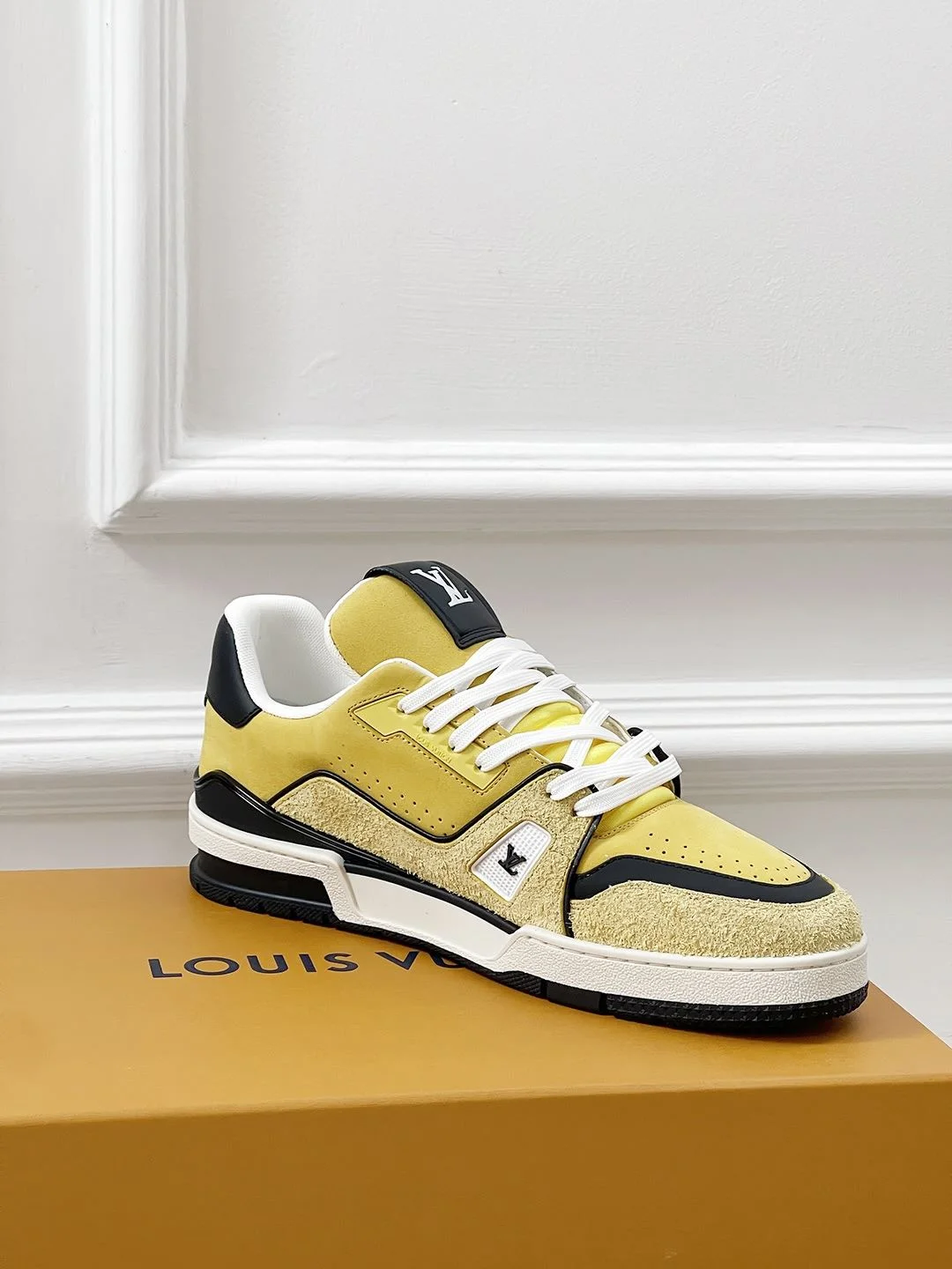Bright Louis Vuitton Trainer Sneaker 31464