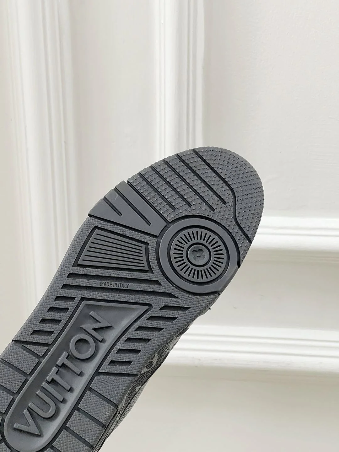Louis Vuitton Trainer Sneaker Comfortable 31470