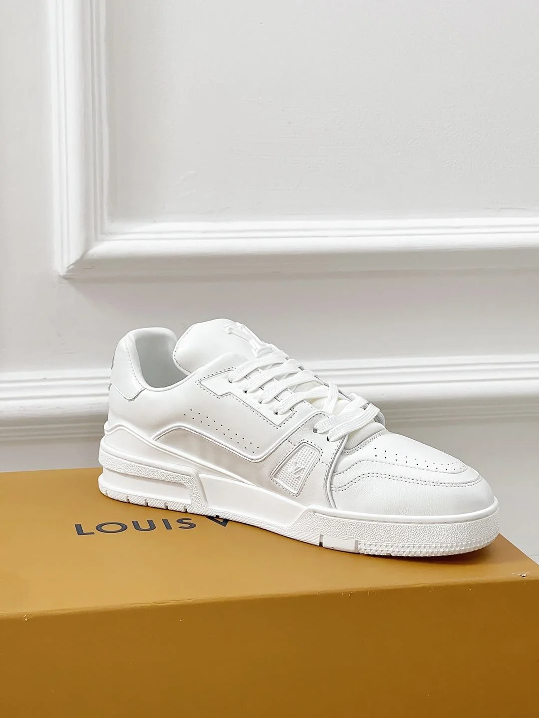 EyeCatching Louis Vuitton Trainer Sneaker 31468