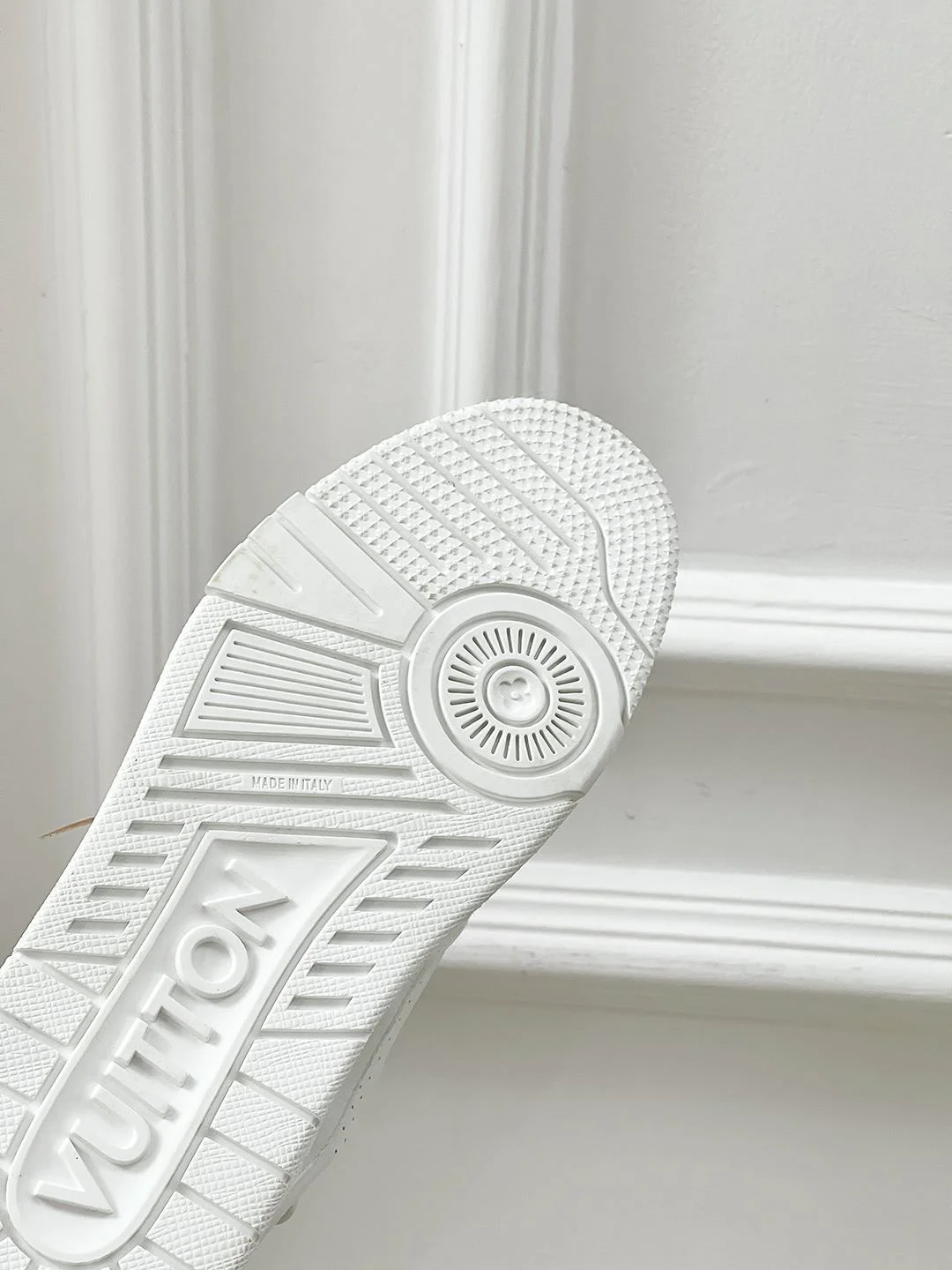 EyeCatching Louis Vuitton Trainer Sneaker 31468