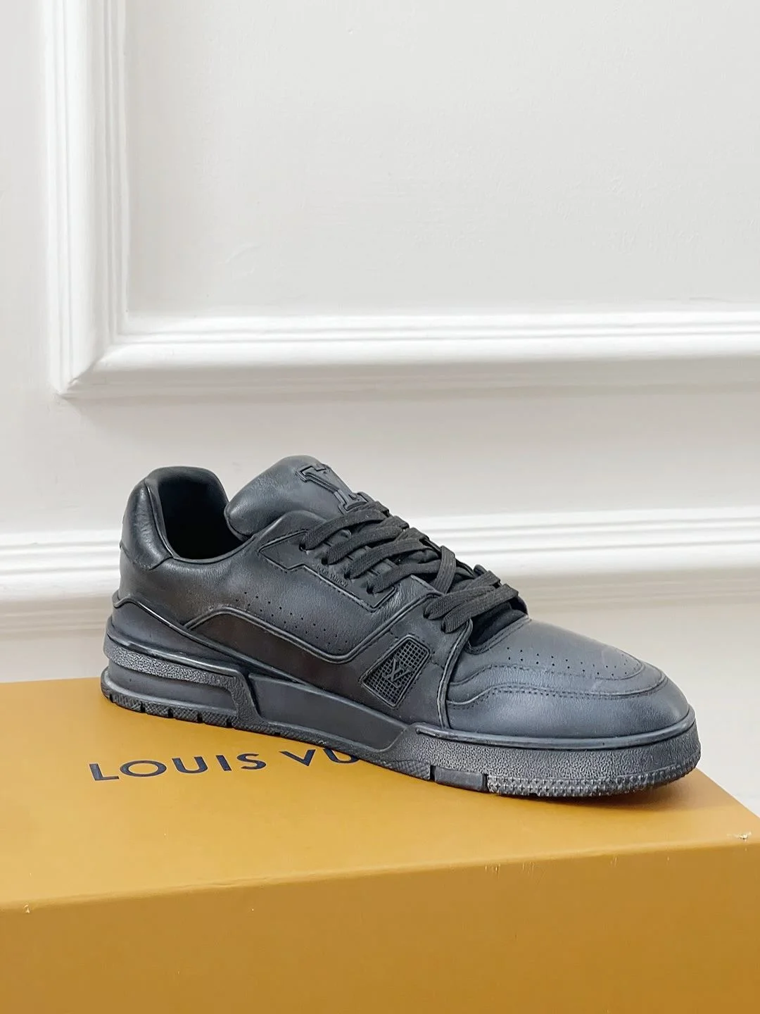 Timeless Louis Vuitton Trainer Sneaker 31454