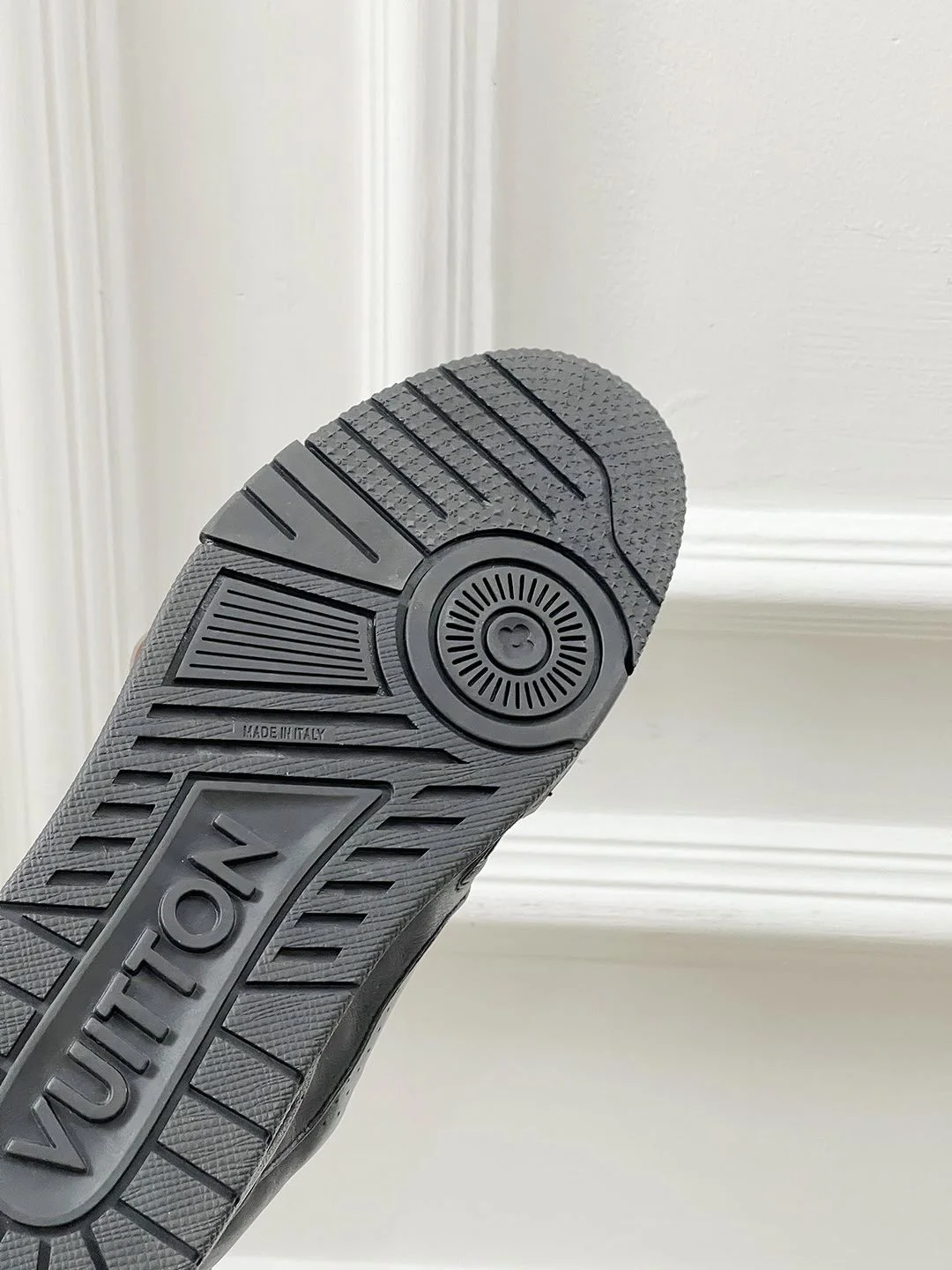 Timeless Louis Vuitton Trainer Sneaker 31454