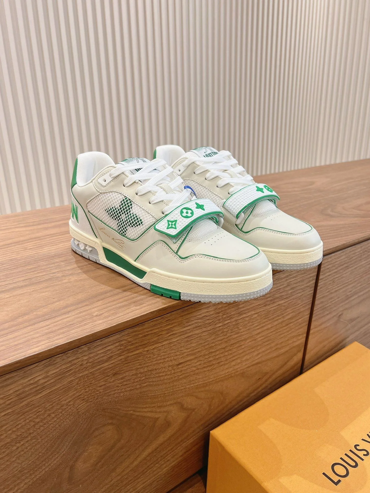 Bright Louis Vuitton Trainer Sneaker 31446