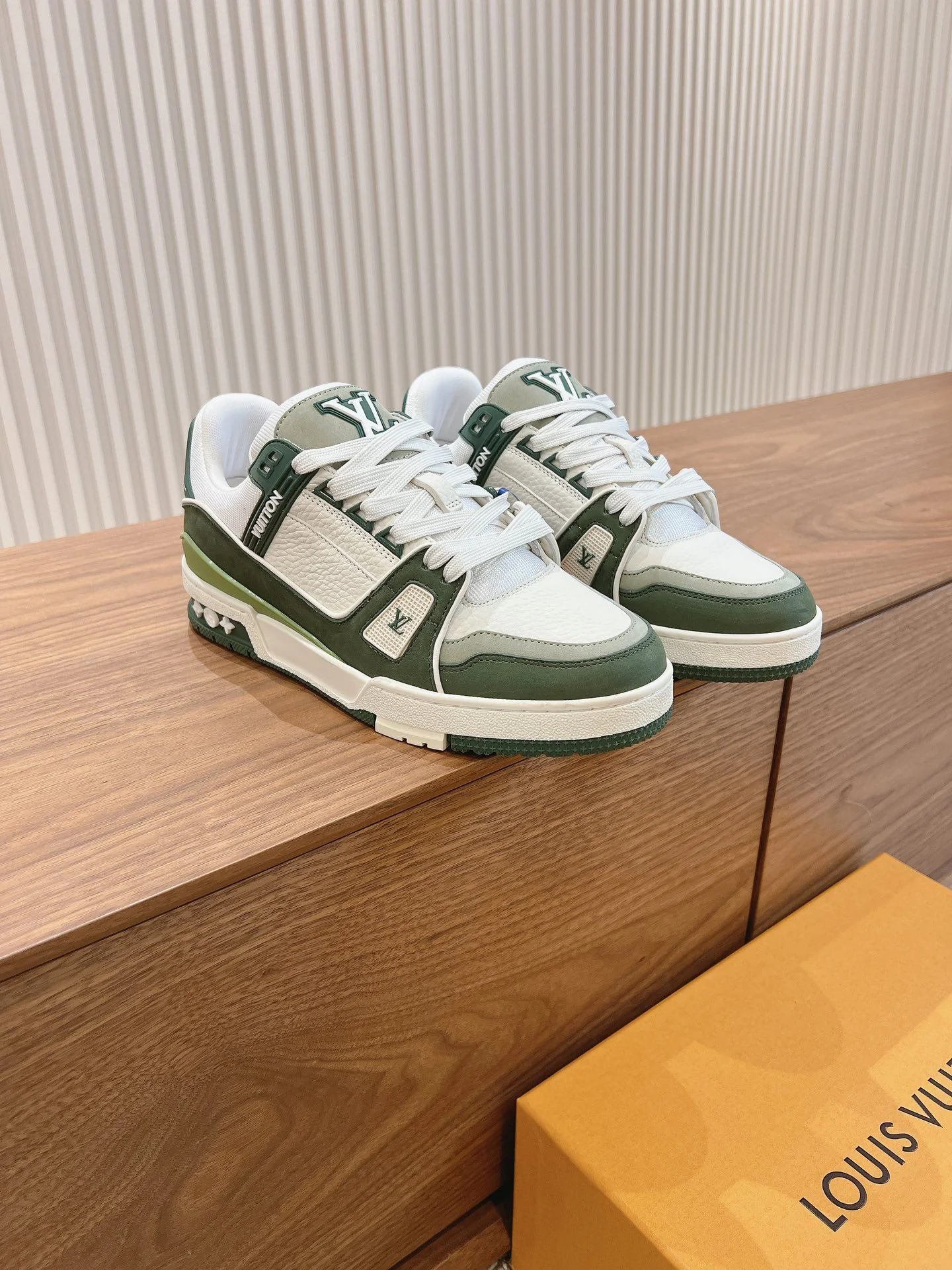 Timeless Louis Vuitton Trainer Sneaker 31445