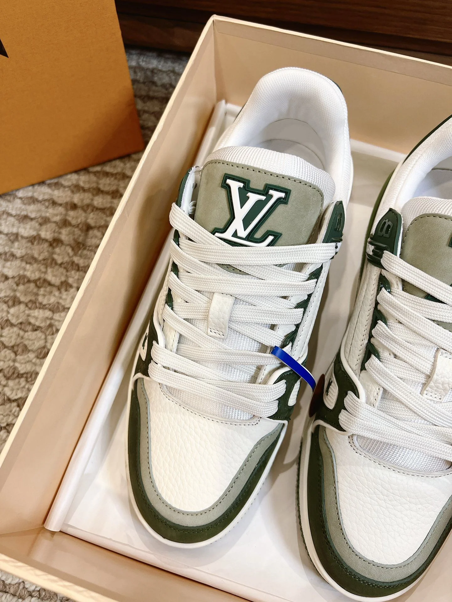 Timeless Louis Vuitton Trainer Sneaker 31445