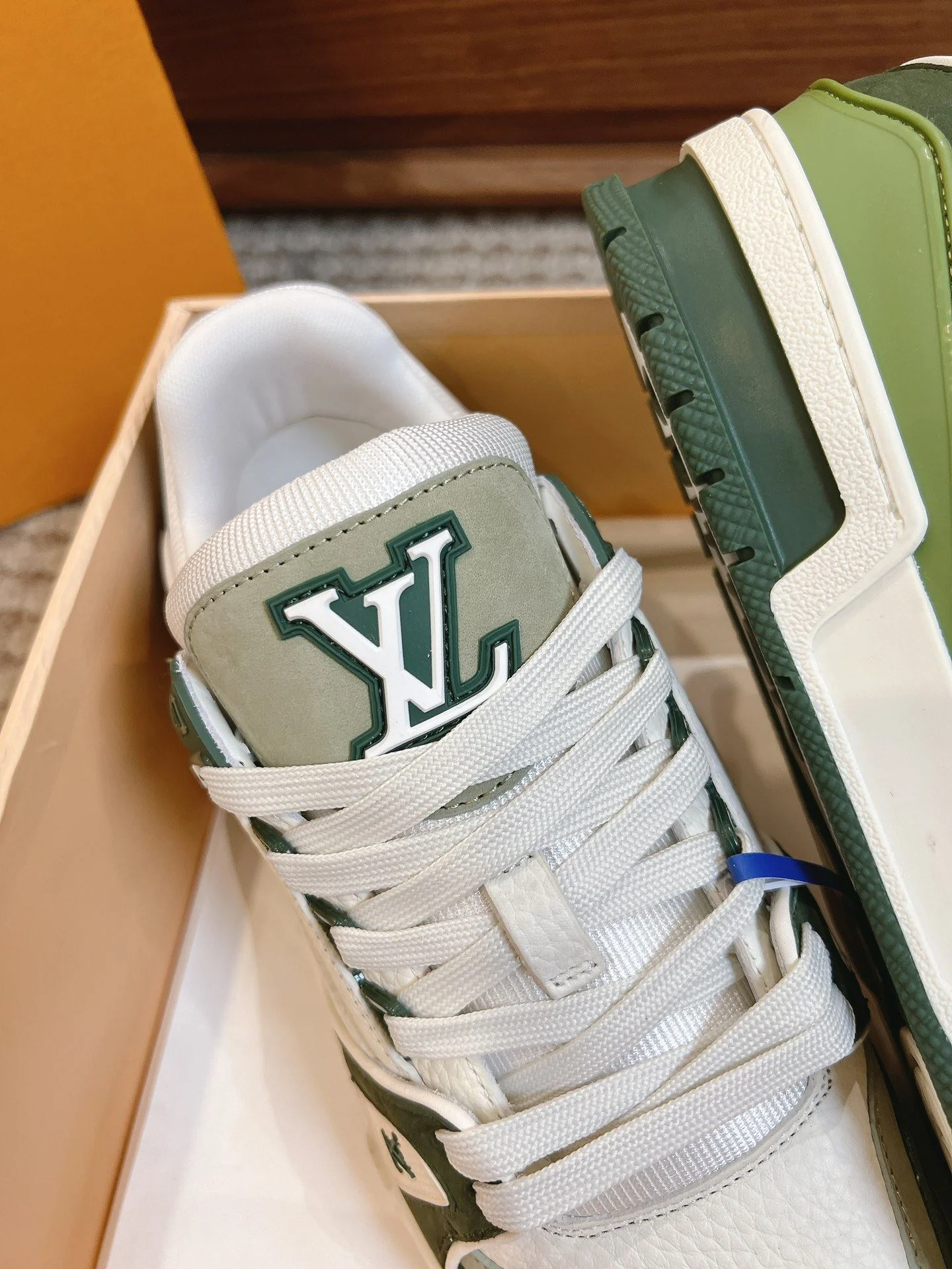 Timeless Louis Vuitton Trainer Sneaker 31445
