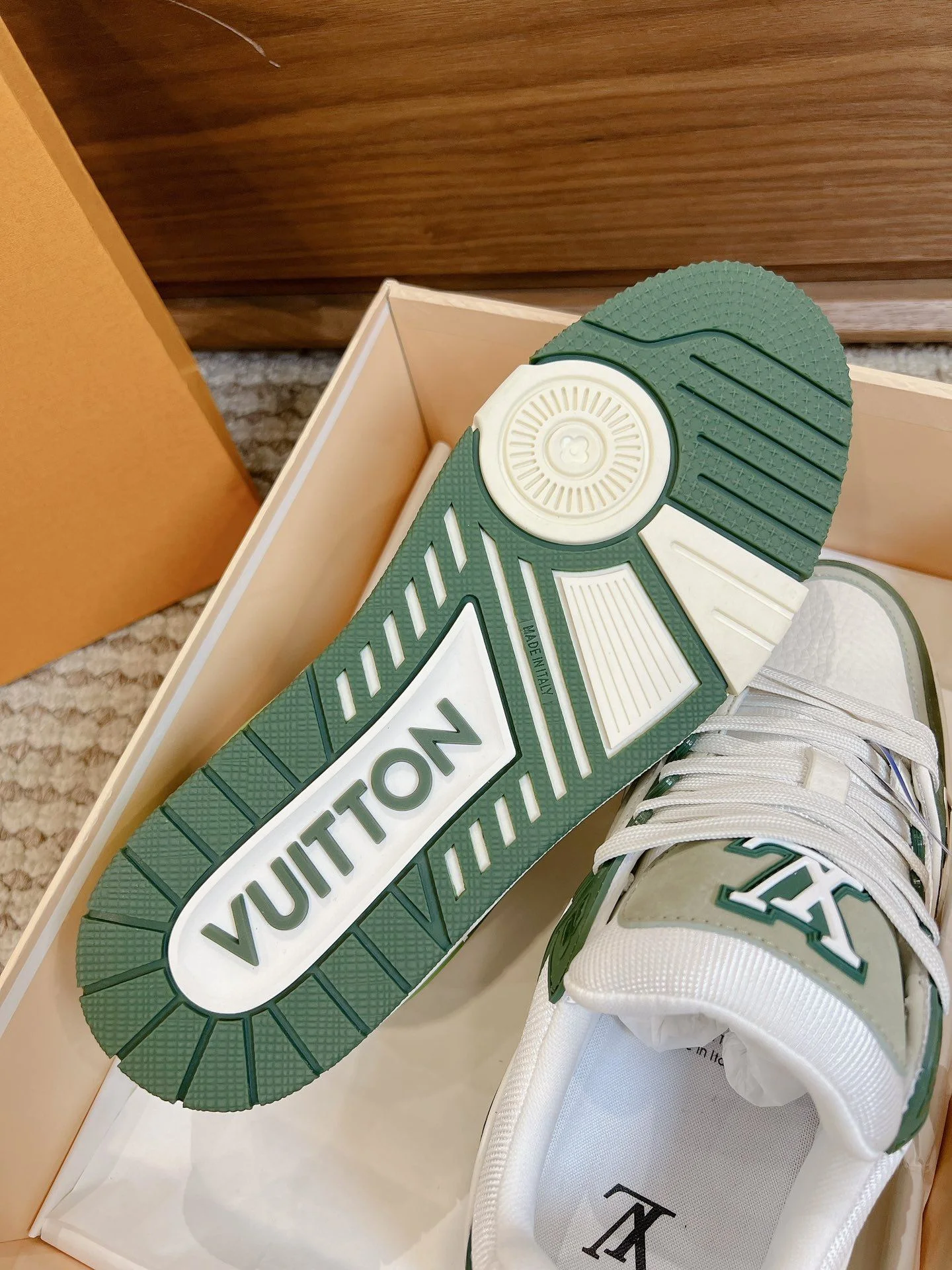Timeless Louis Vuitton Trainer Sneaker 31445