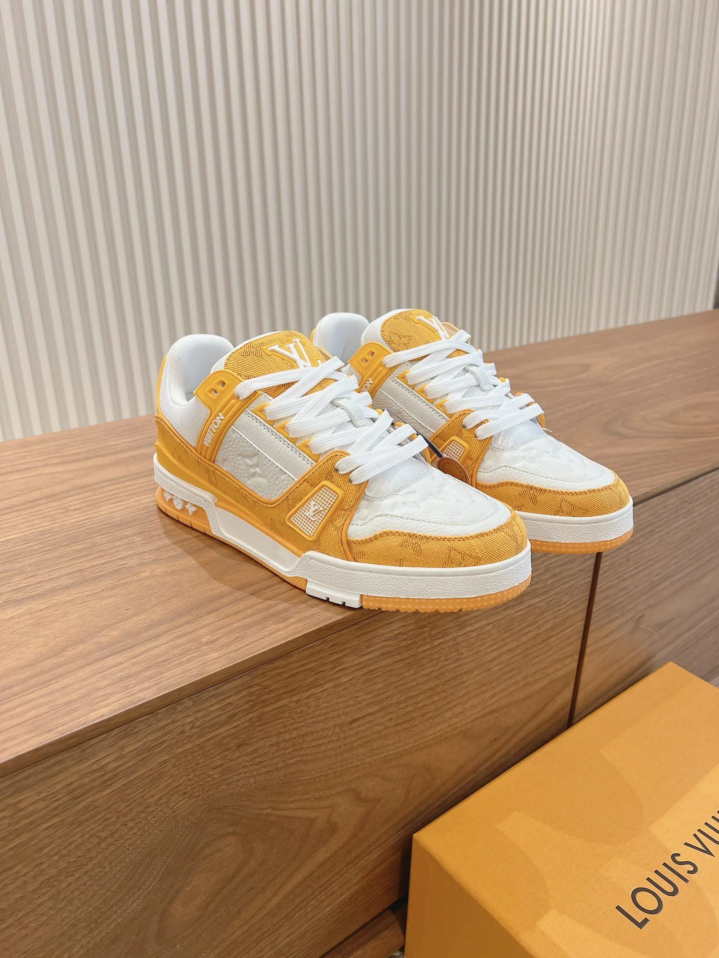 Timeless Louis Vuitton Trainer Sneaker 31419