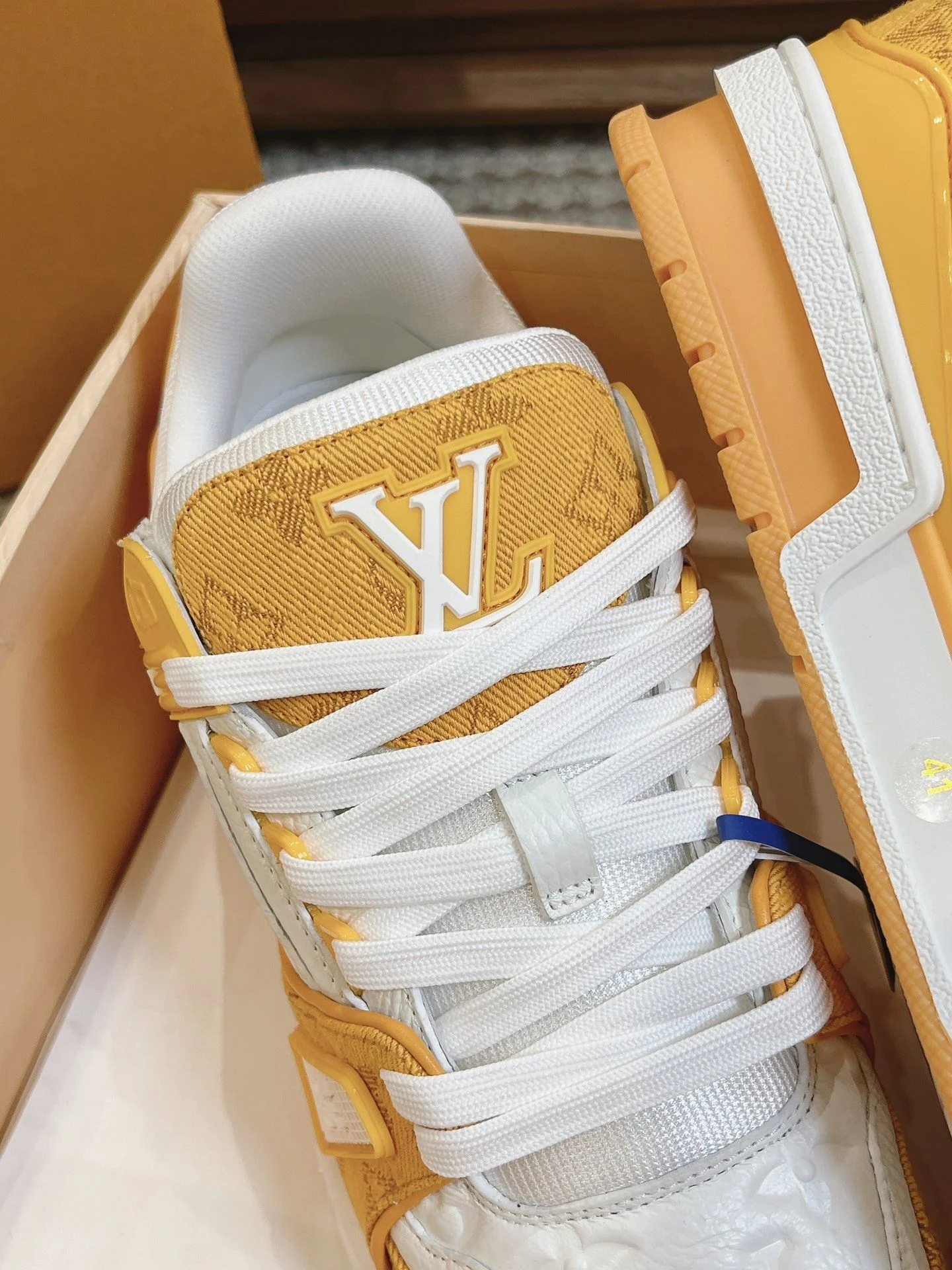 Timeless Louis Vuitton Trainer Sneaker 31419