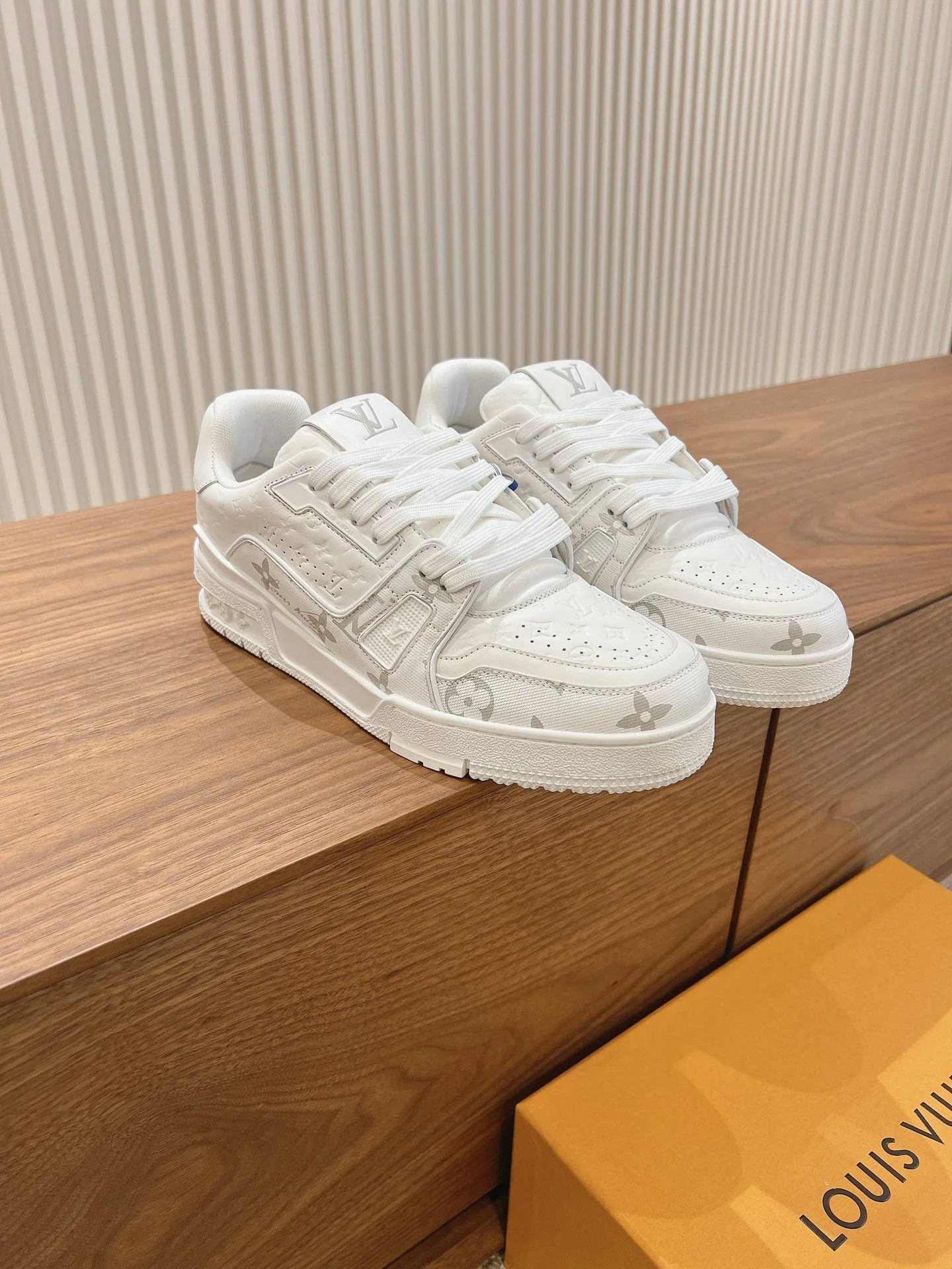 Louis Vuitton Trainer Sneaker Original 31422