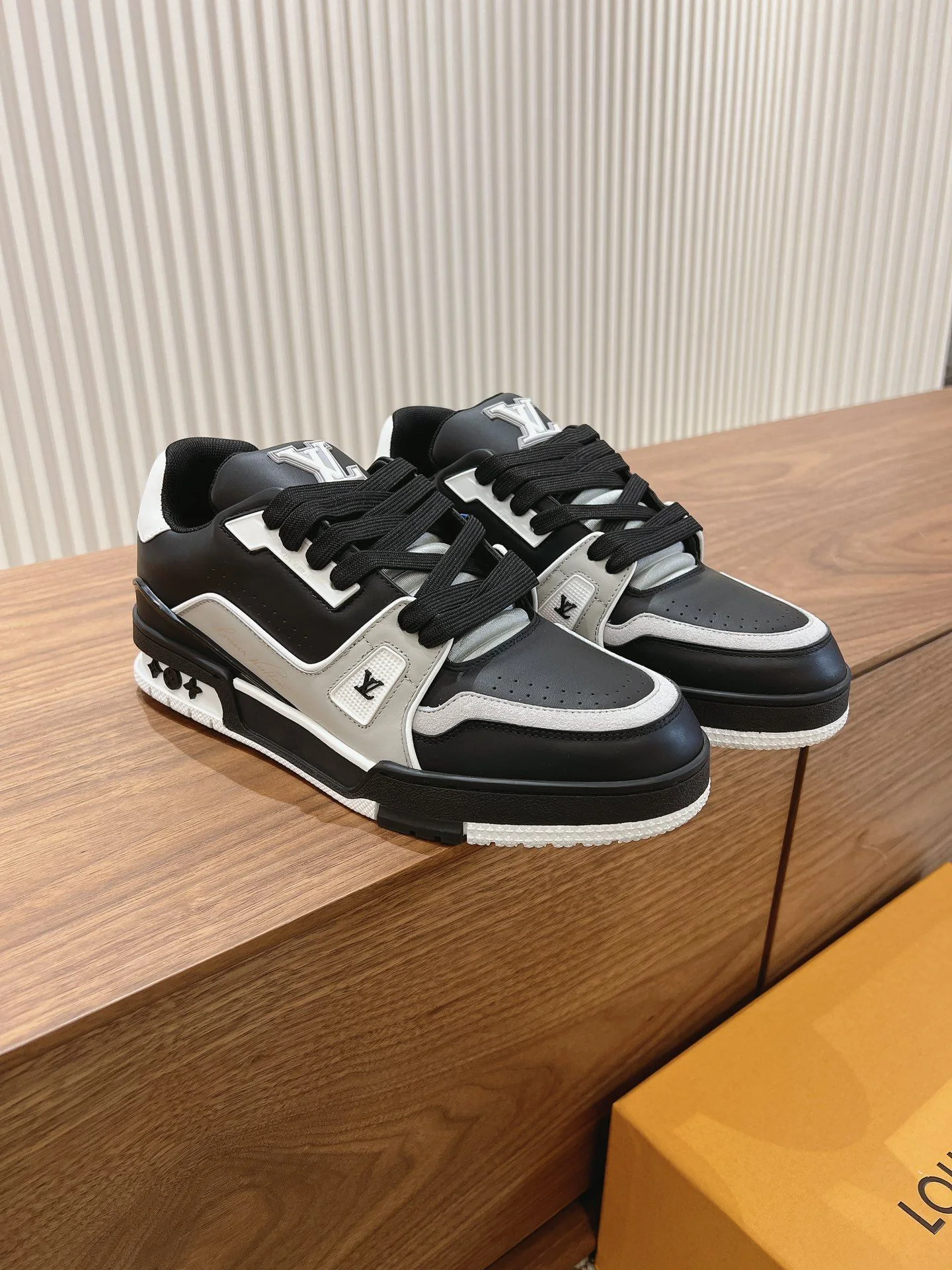 DailyWear Louis Vuitton Trainer Sneaker 31427