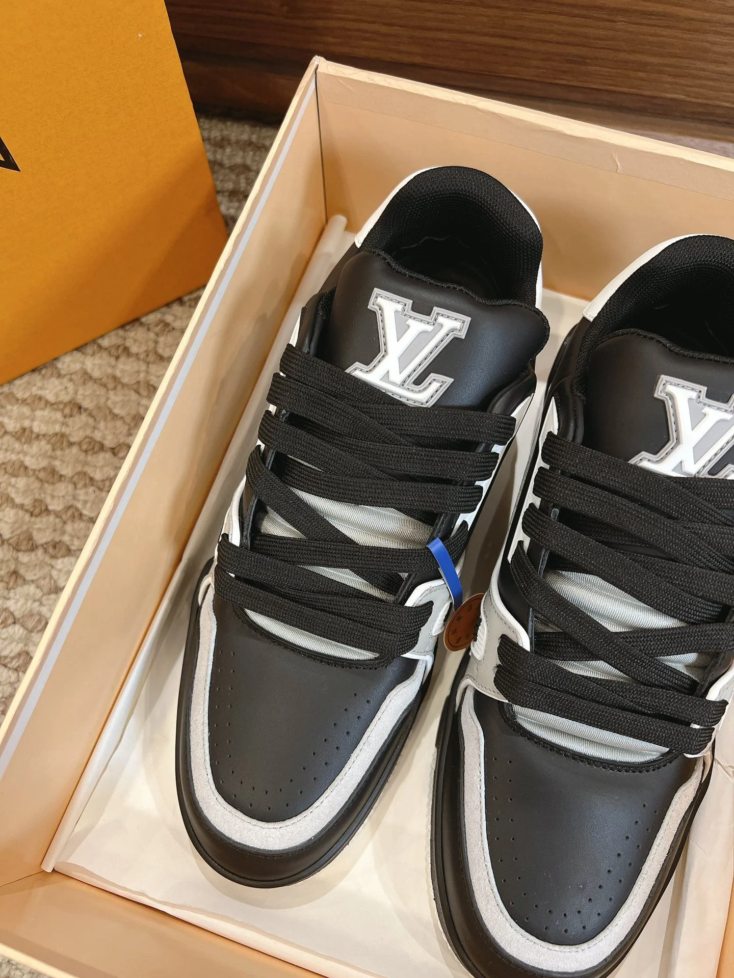 DailyWear Louis Vuitton Trainer Sneaker 31427