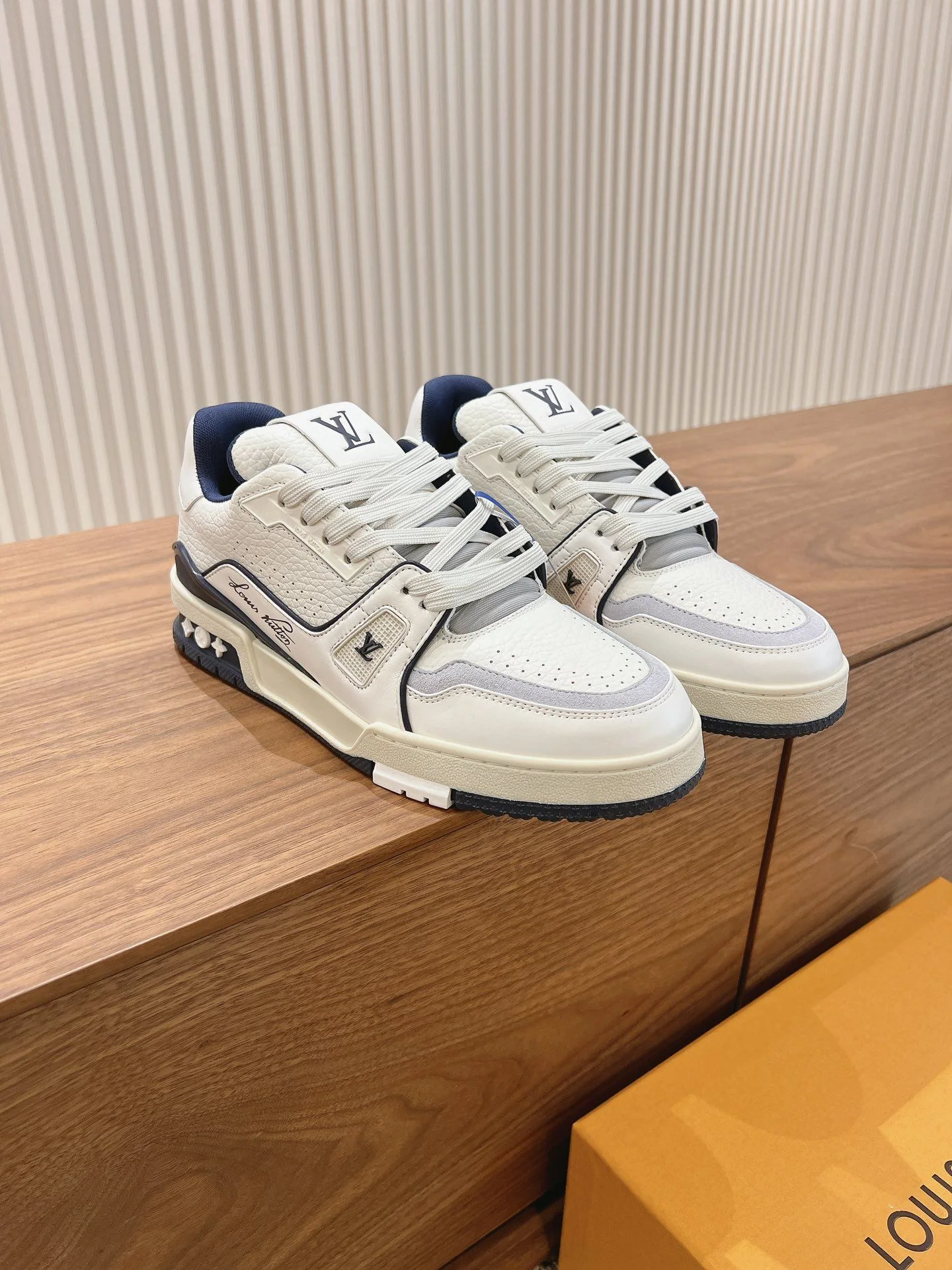 Trendsetting Louis Vuitton Trainer Sneaker 31435