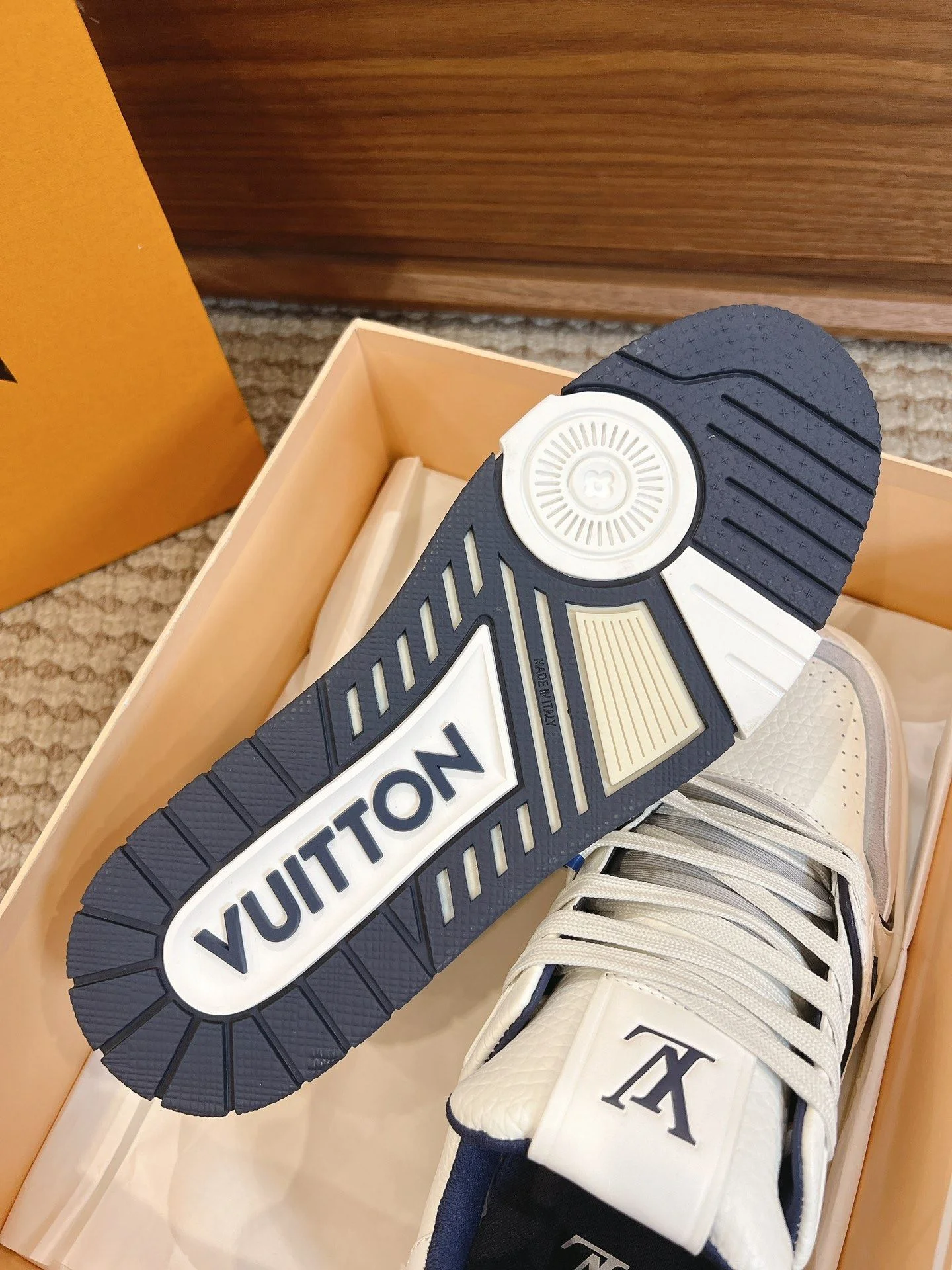 Trendsetting Louis Vuitton Trainer Sneaker 31435