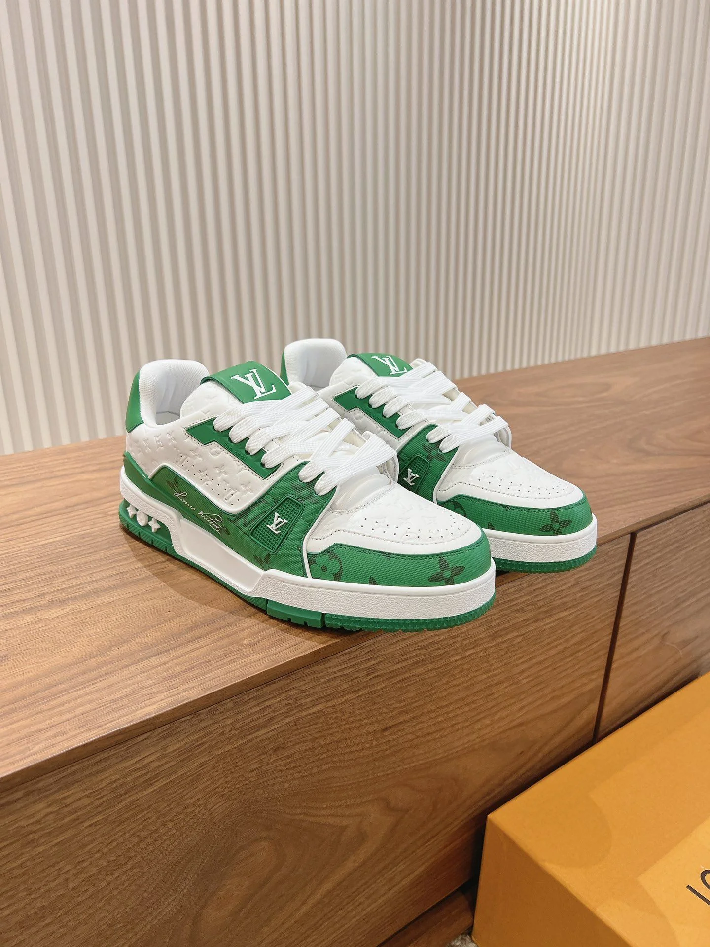 WellDesigned Louis Vuitton Trainer Sneaker 31403