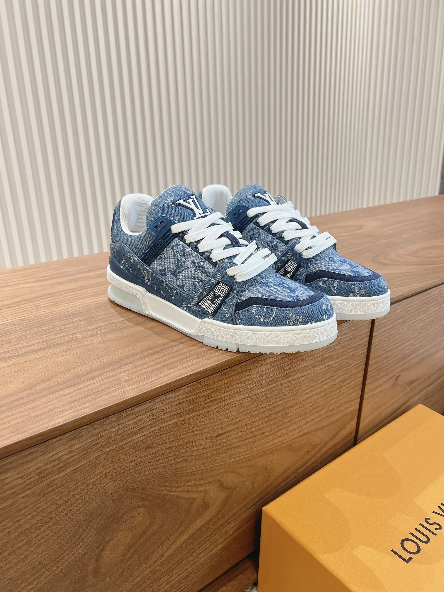 Louis Vuitton Trainer Sneaker ModernLook 31409