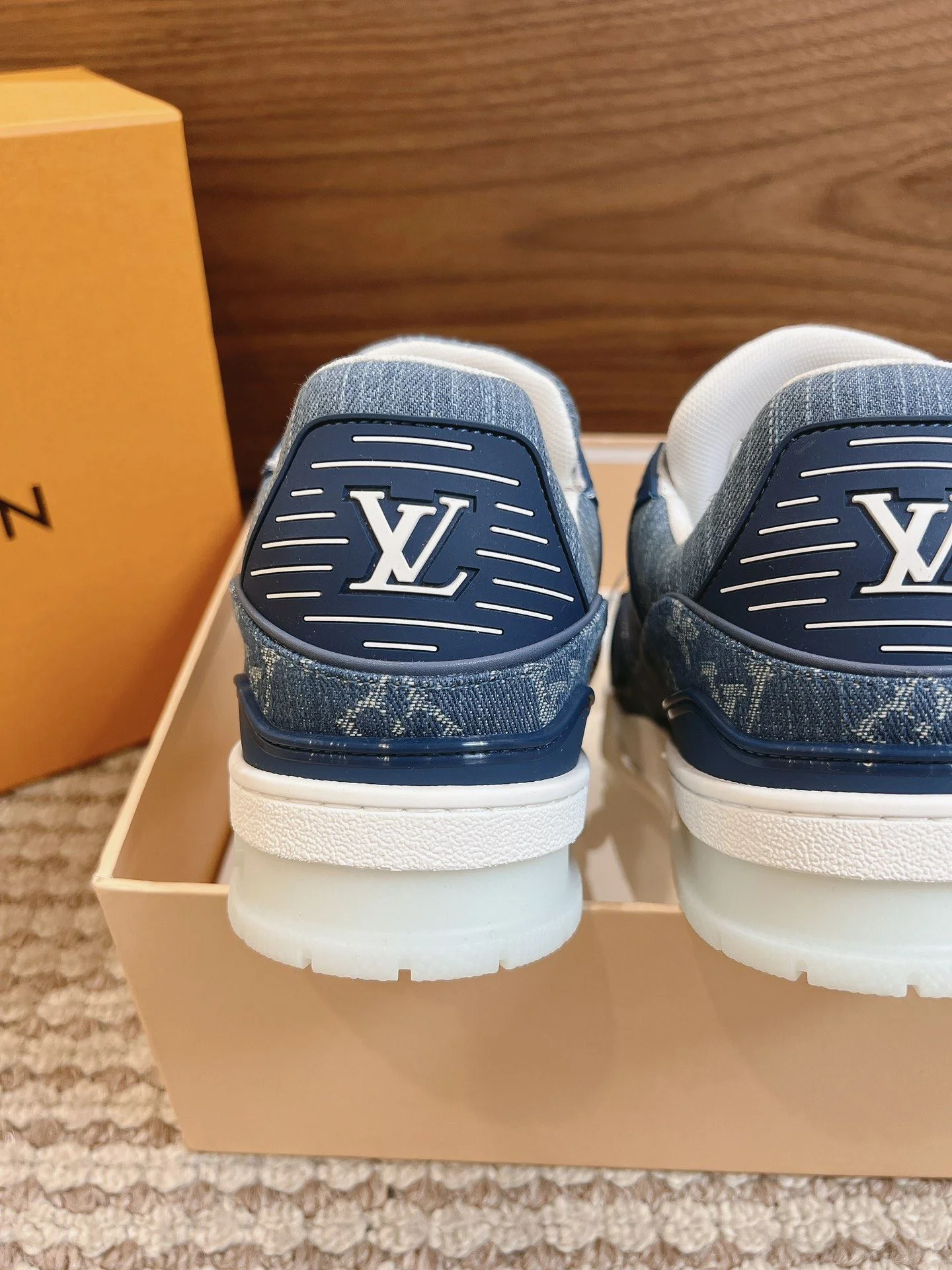 Louis Vuitton Trainer Sneaker ModernLook 31409