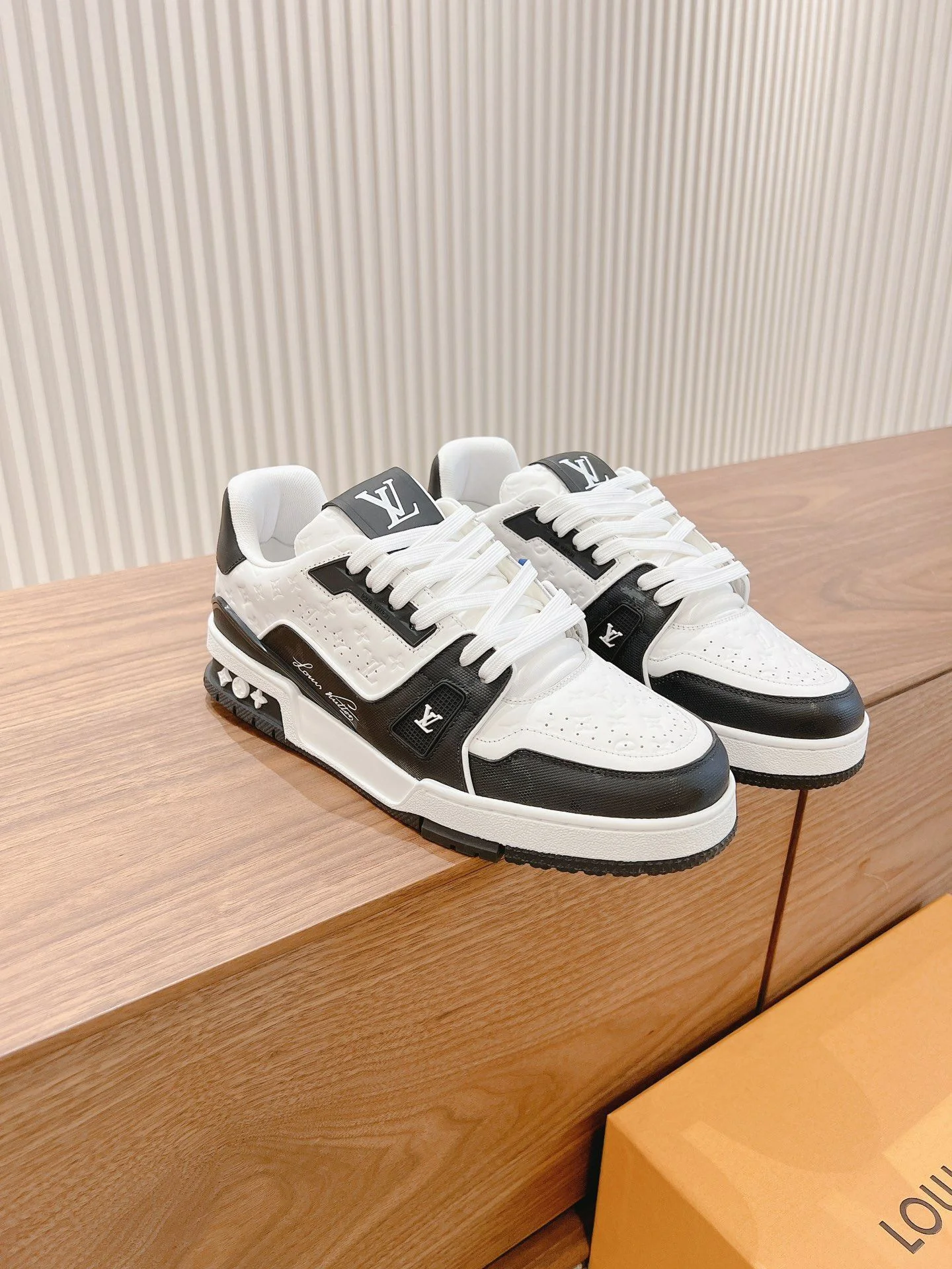 Louis Vuitton Trainer Sneaker ModernLook 31411