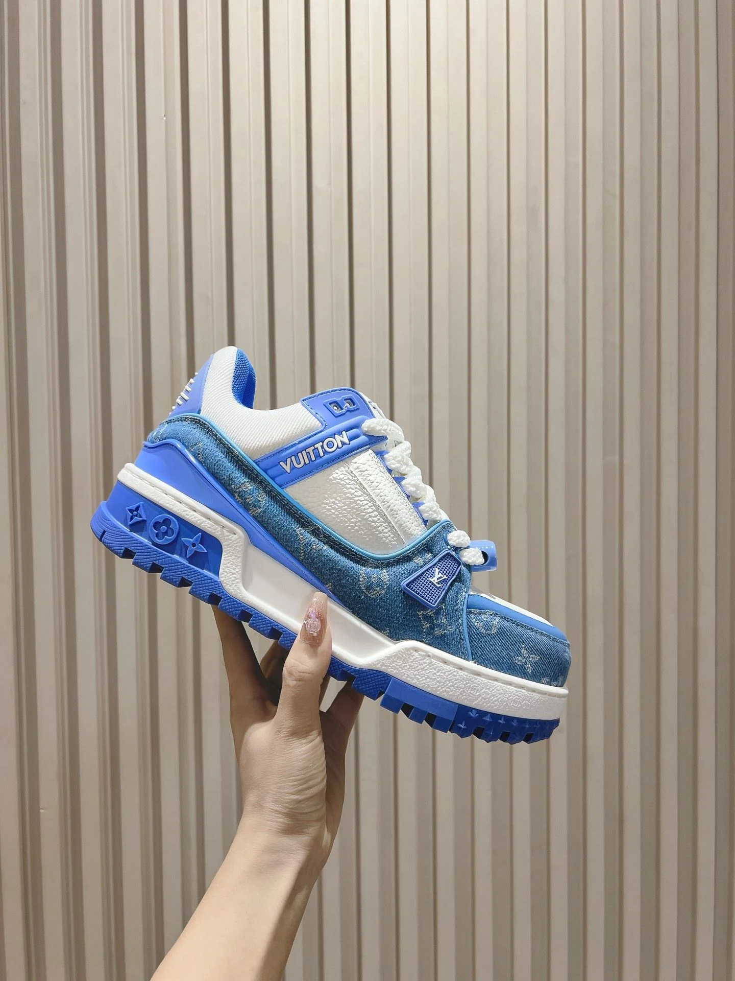 Louis Vuitton Trainer Sneaker Sleek 31393