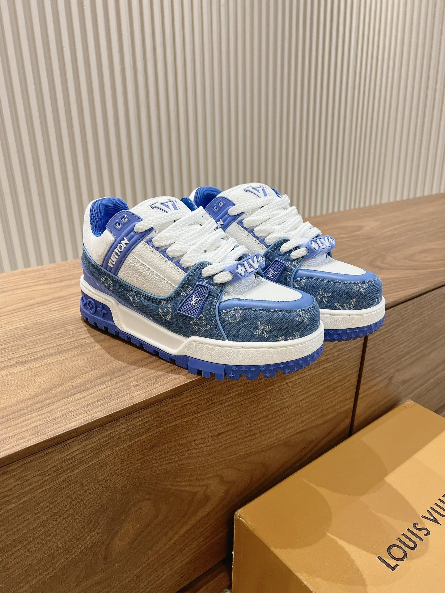 Louis Vuitton Trainer Sneaker Sleek 31393