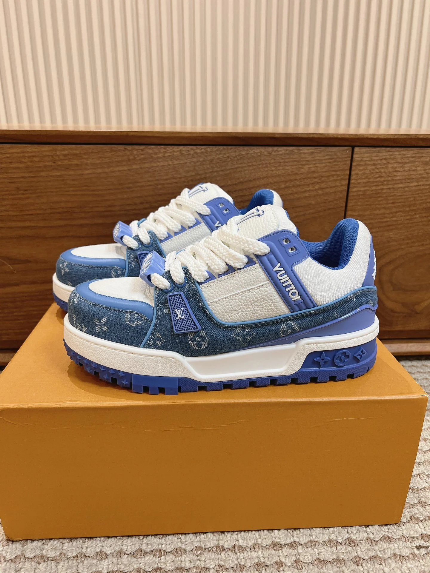 Louis Vuitton Trainer Sneaker Sleek 31393