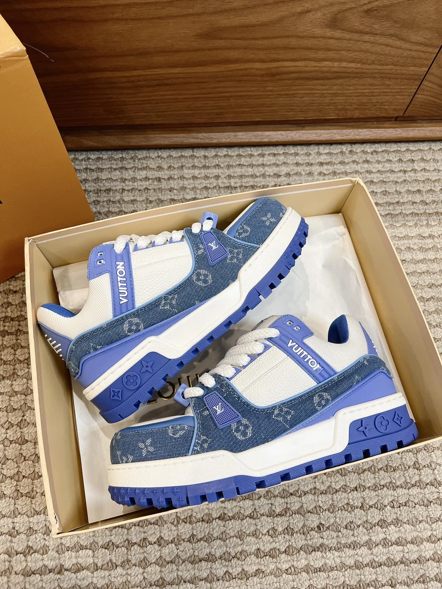 Louis Vuitton Trainer Sneaker Sleek 31393