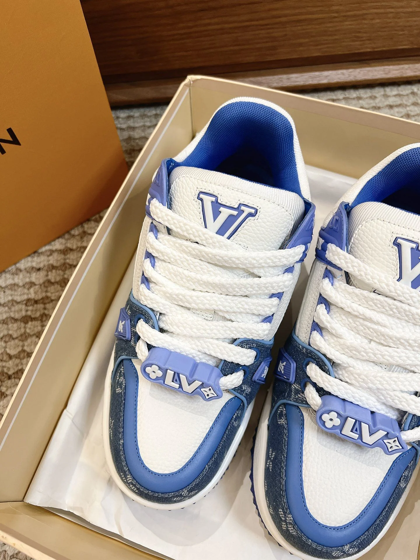 Louis Vuitton Trainer Sneaker Sleek 31393