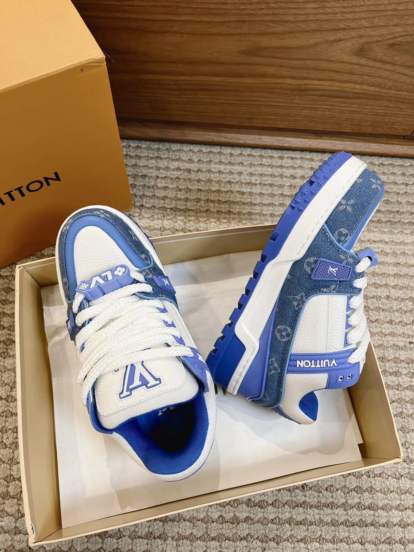 Louis Vuitton Trainer Sneaker Sleek 31393