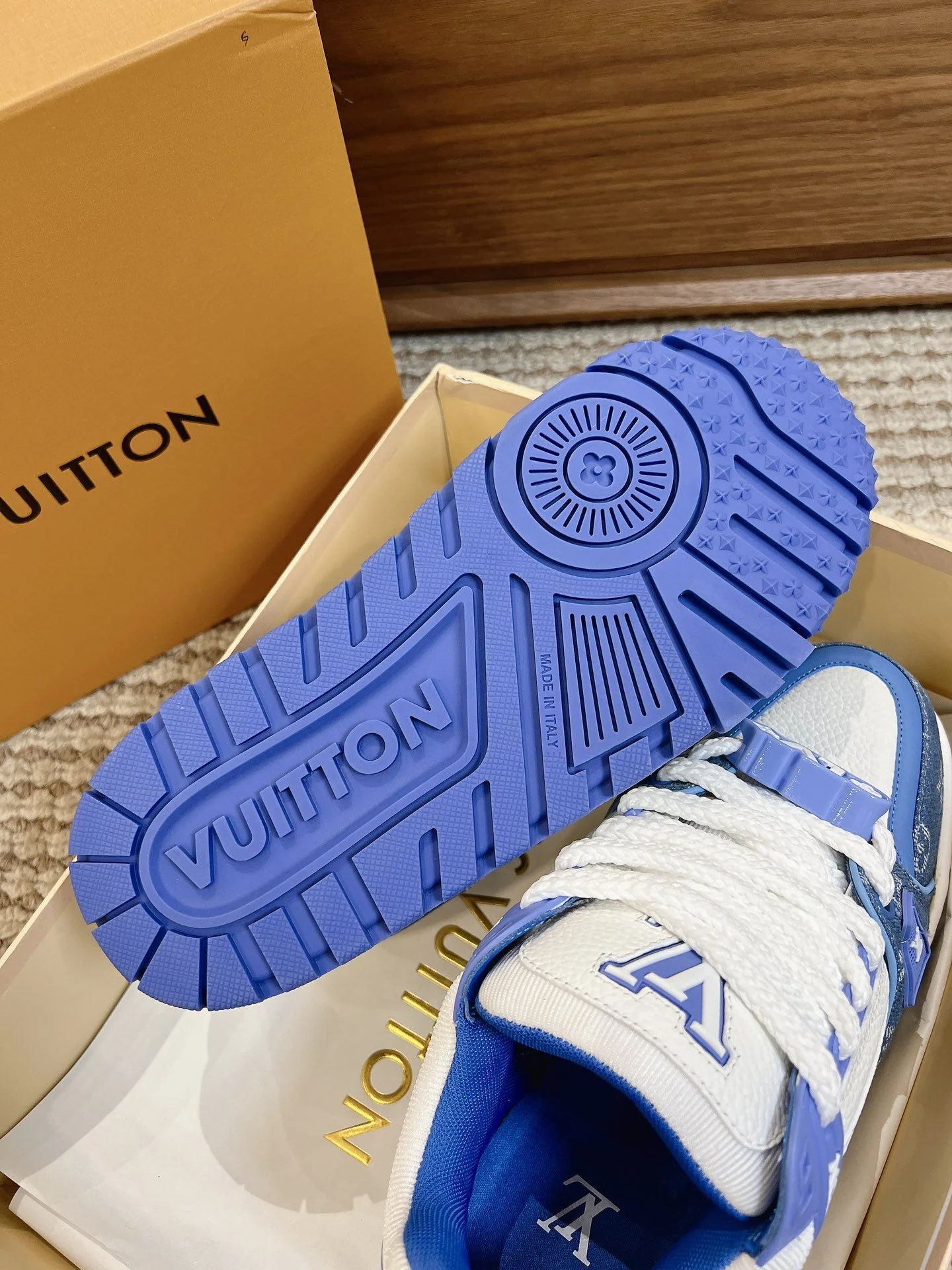 Louis Vuitton Trainer Sneaker Sleek 31393