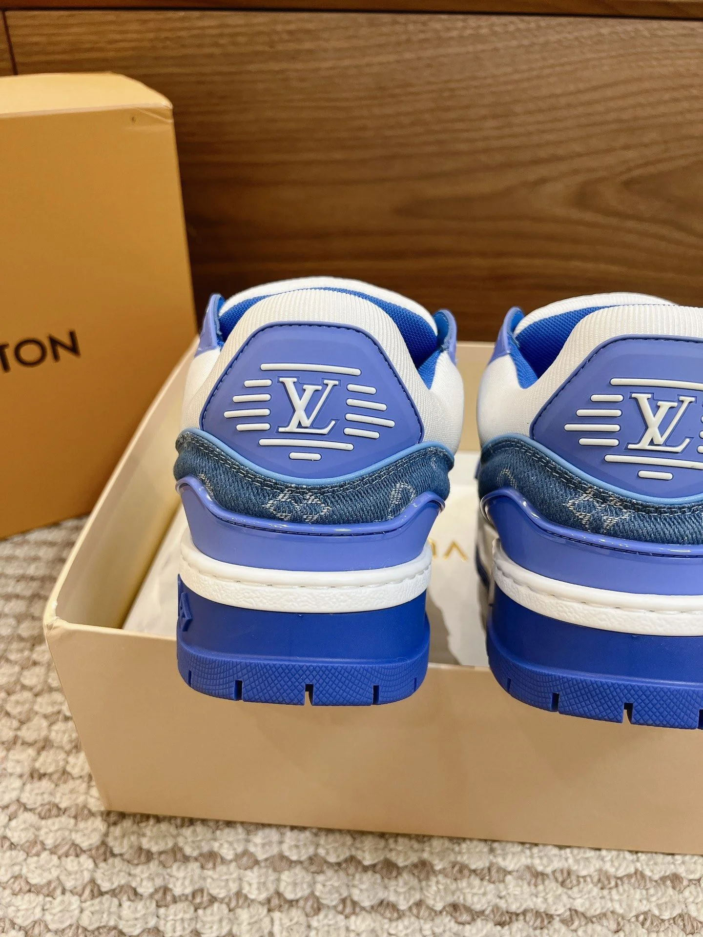 Louis Vuitton Trainer Sneaker Sleek 31393
