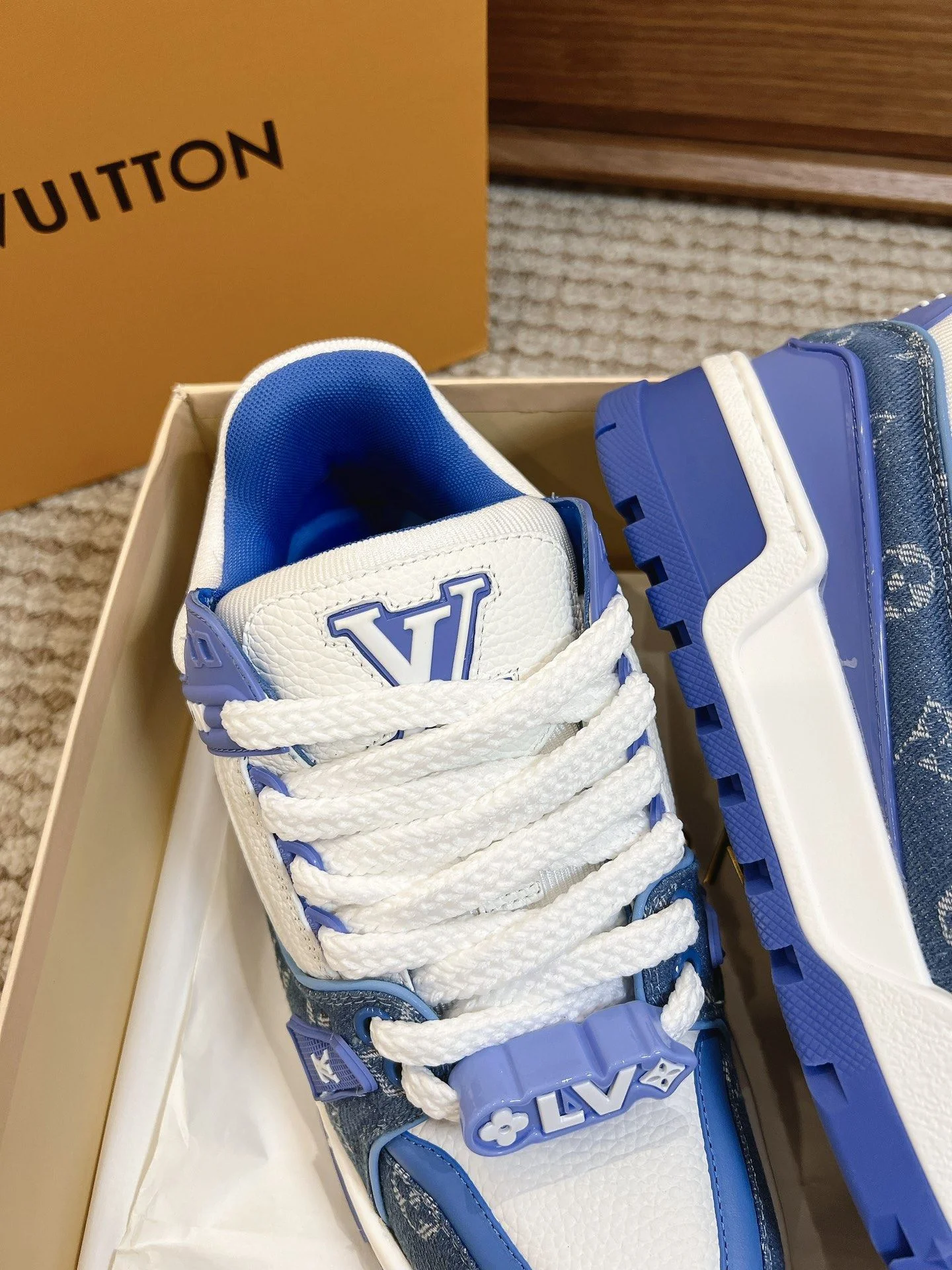 Louis Vuitton Trainer Sneaker Sleek 31393