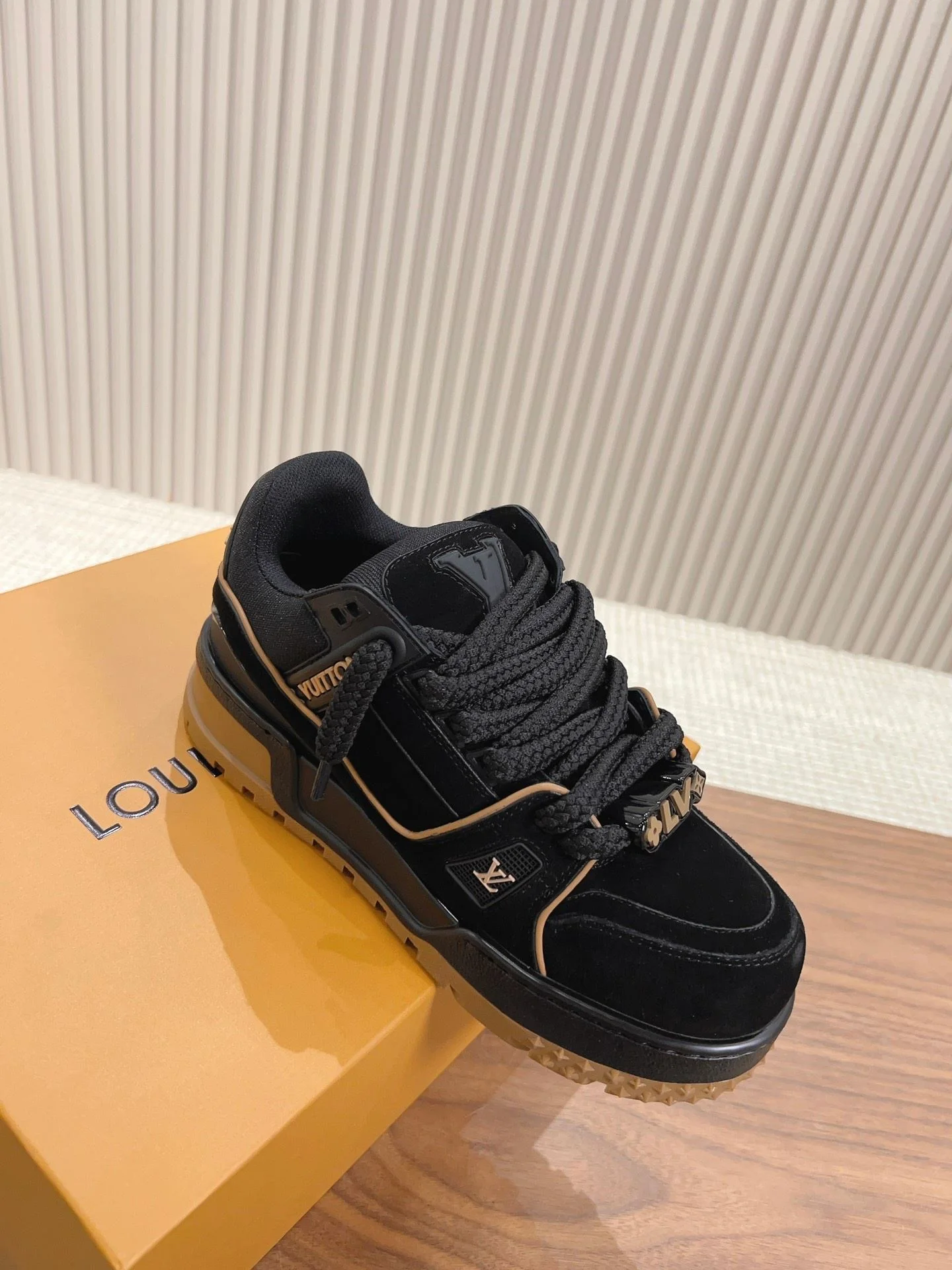 Louis Vuitton Trainer Sneaker Fashionable 31382